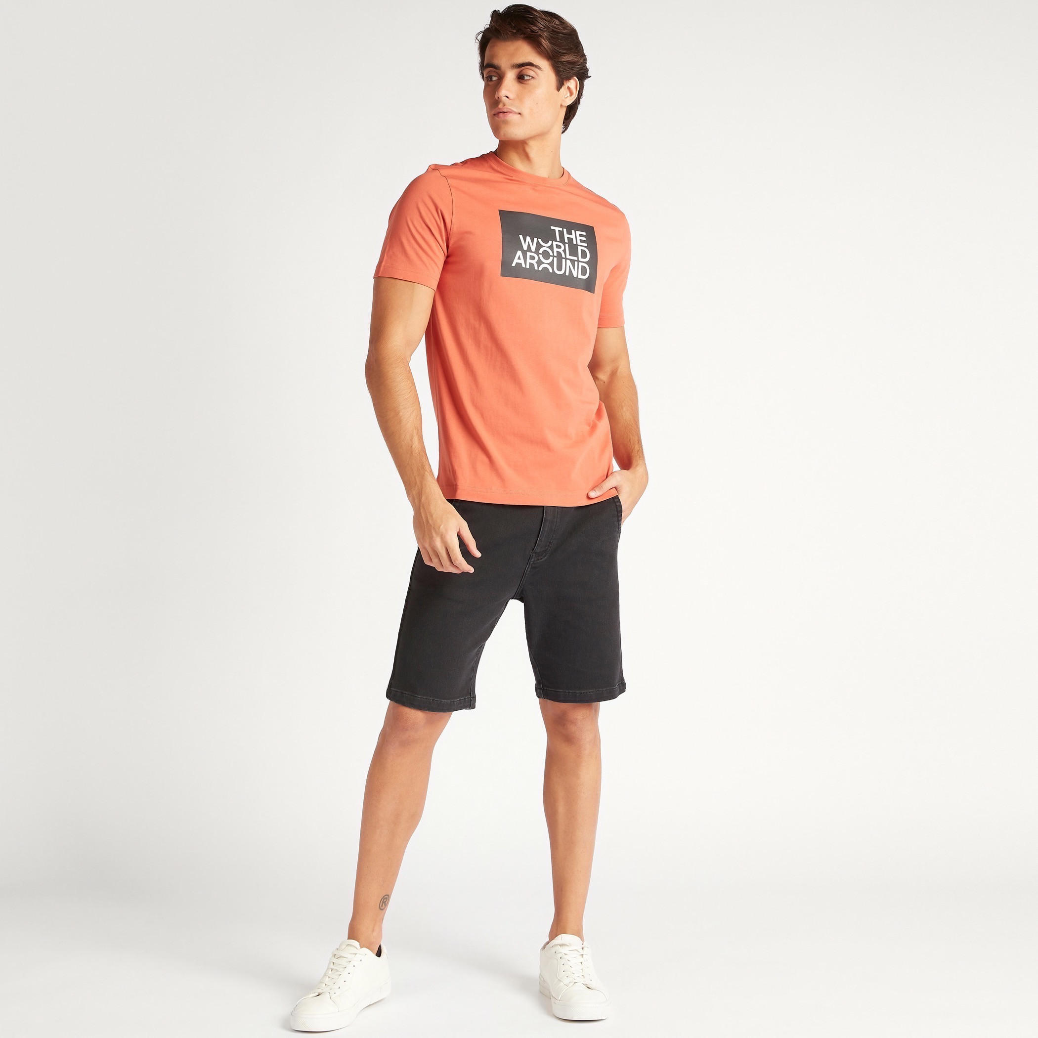 تيشيرت بقصة سليم وياقة ضيقة وأكمام قصيرة وطبعات-men-clothing-tshirtsandpolos-tshirts-image-2
