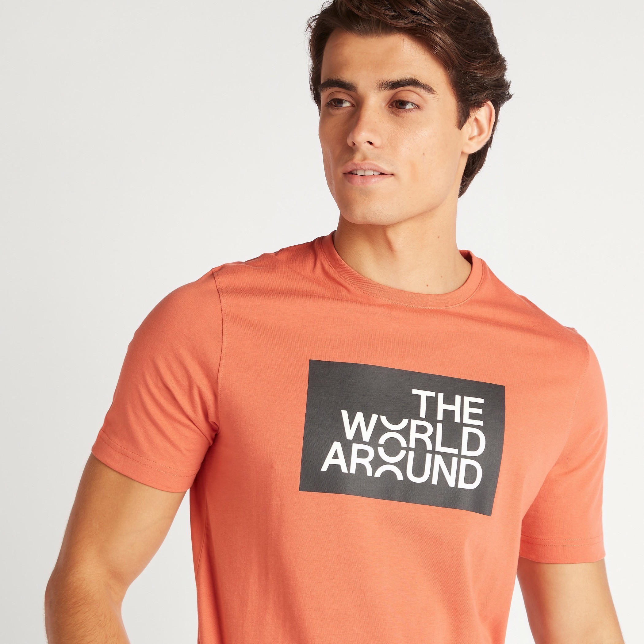 تيشيرت بقصة سليم وياقة ضيقة وأكمام قصيرة وطبعات-men-clothing-tshirtsandpolos-tshirts-image-3