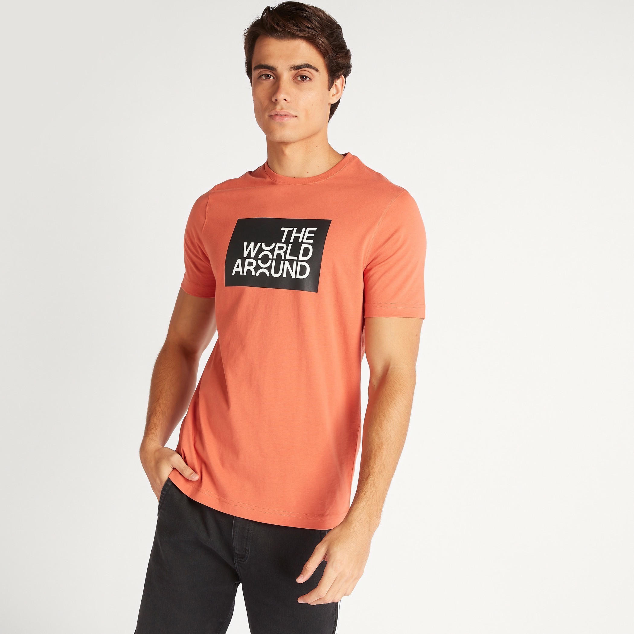 تيشيرت بقصة سليم وياقة ضيقة وأكمام قصيرة وطبعات-men-clothing-tshirtsandpolos-tshirts-image-5