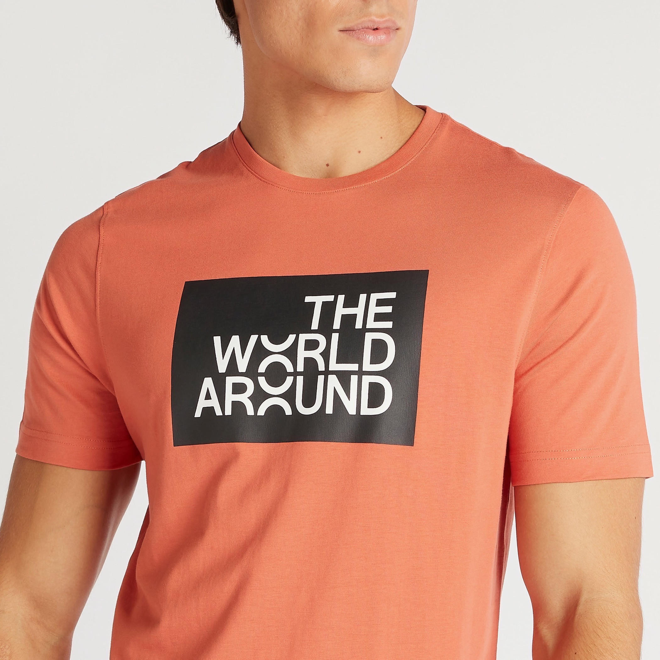 تيشيرت بقصة سليم وياقة ضيقة وأكمام قصيرة وطبعات-men-clothing-tshirtsandpolos-tshirts-image-6