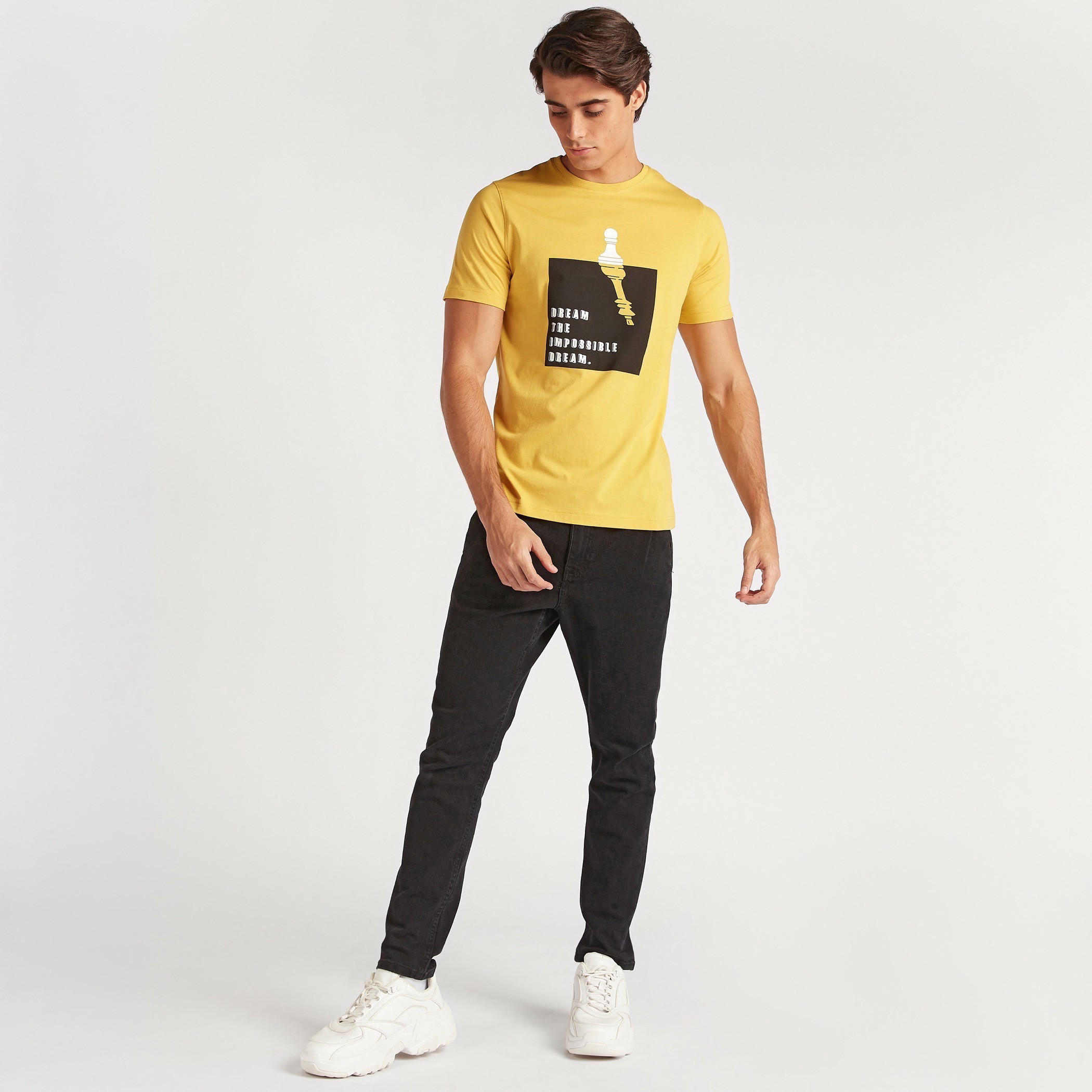 تيشيرت بقصة سليم وياقة ضيقة وأكمام قصيرة وطبعات-men-clothing-tshirtsandpolos-tshirts-image-2
