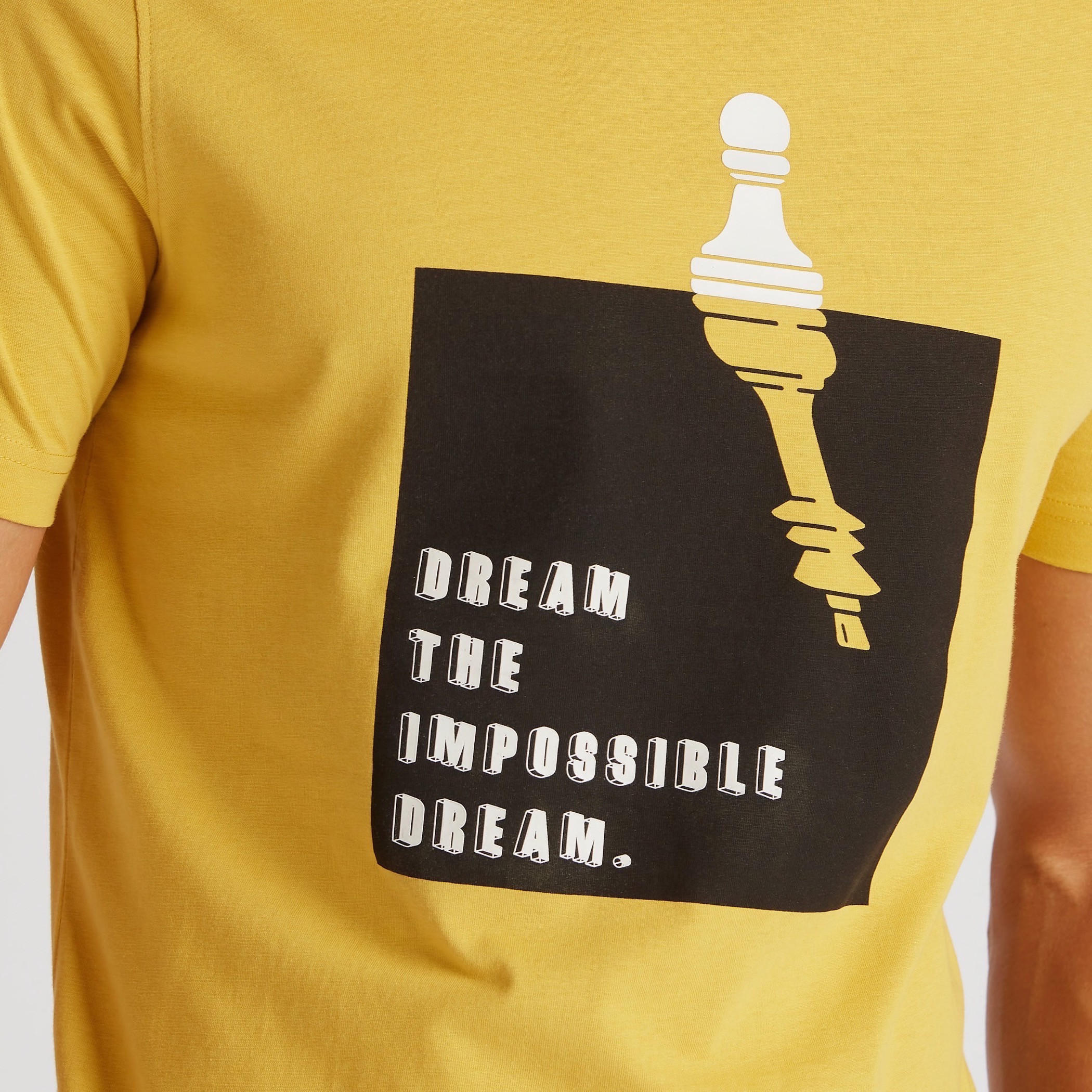 تيشيرت بقصة سليم وياقة ضيقة وأكمام قصيرة وطبعات-men-clothing-tshirtsandpolos-tshirts-image-3