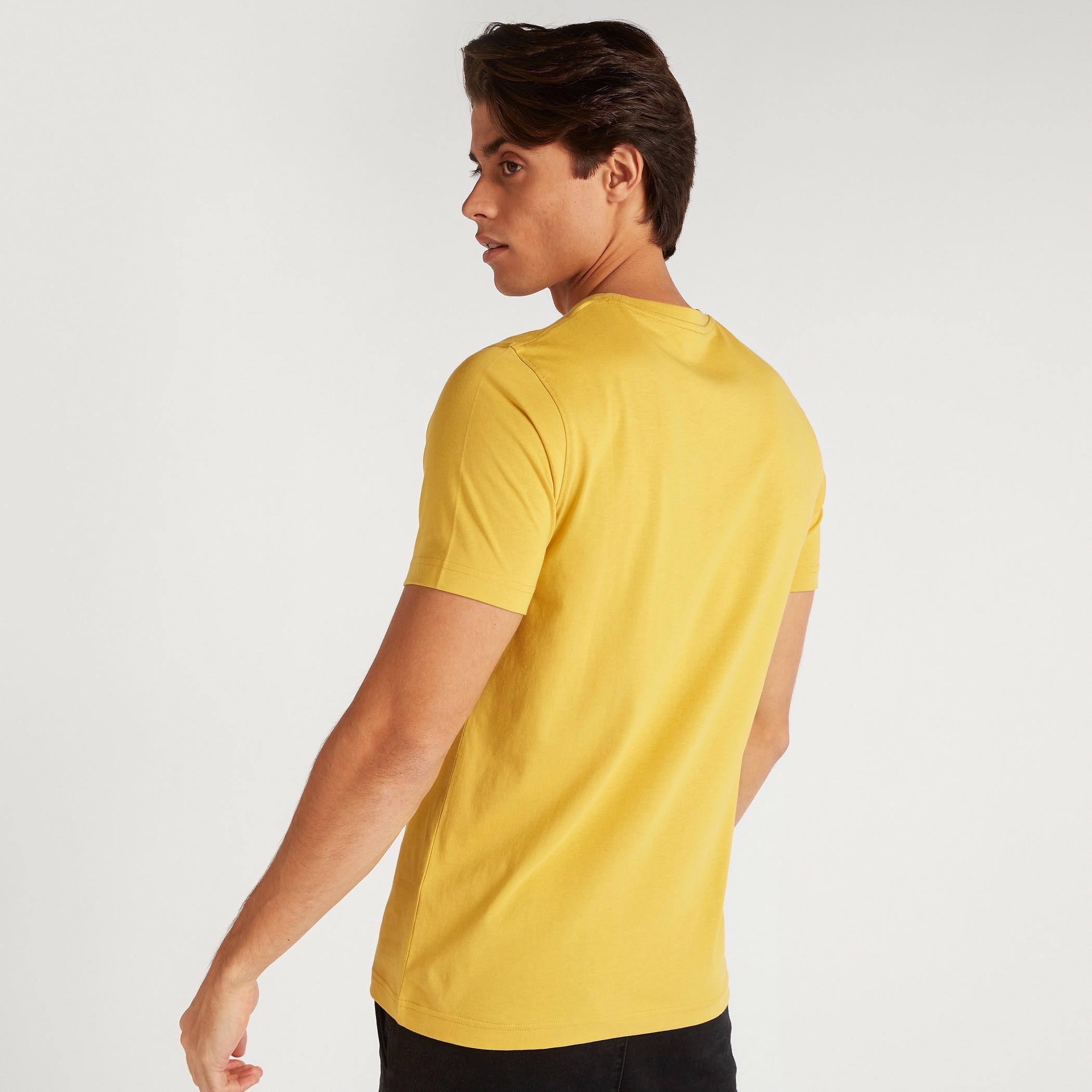 تيشيرت بقصة سليم وياقة ضيقة وأكمام قصيرة وطبعات-men-clothing-tshirtsandpolos-tshirts-image-4