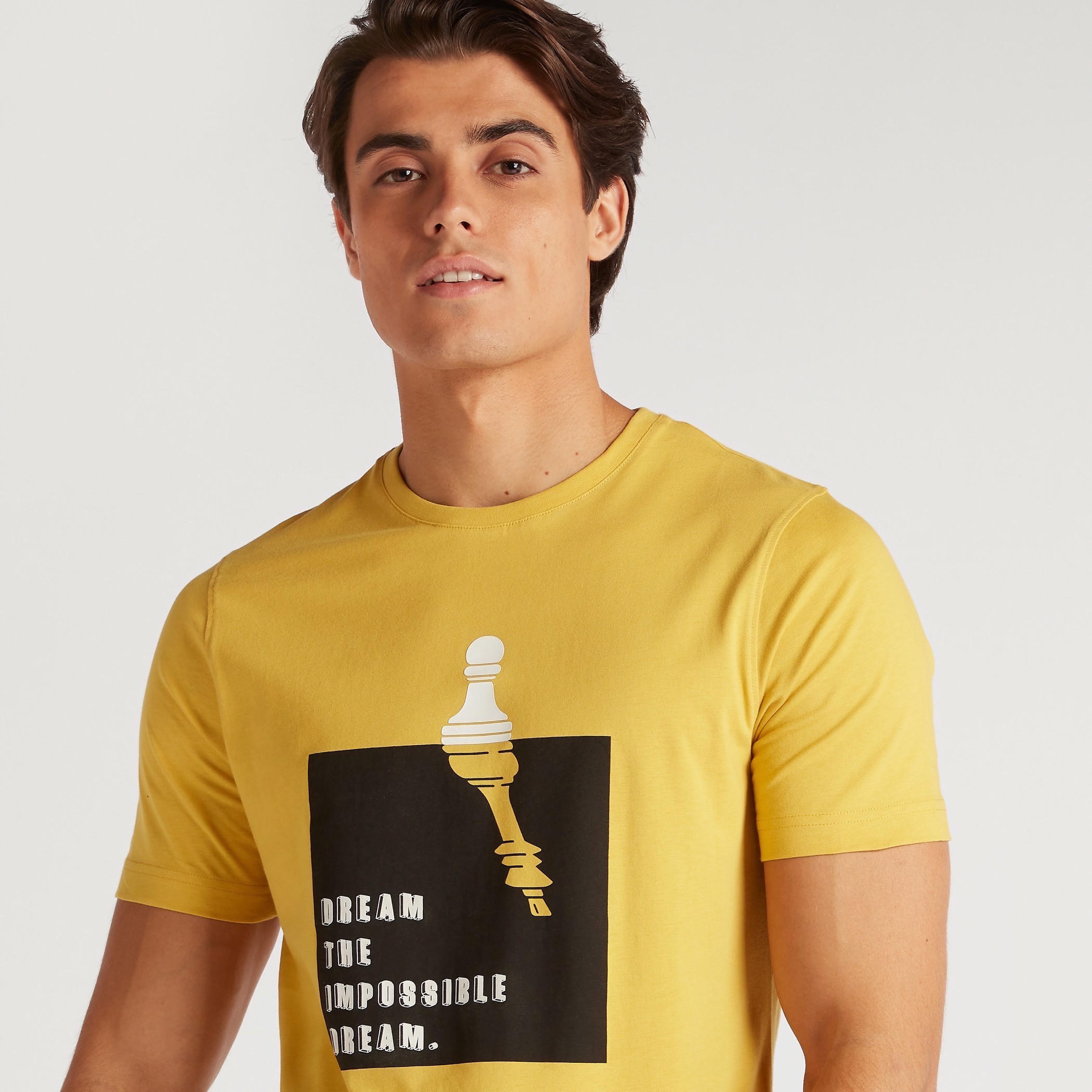 تيشيرت بقصة سليم وياقة ضيقة وأكمام قصيرة وطبعات-men-clothing-tshirtsandpolos-tshirts-image-5