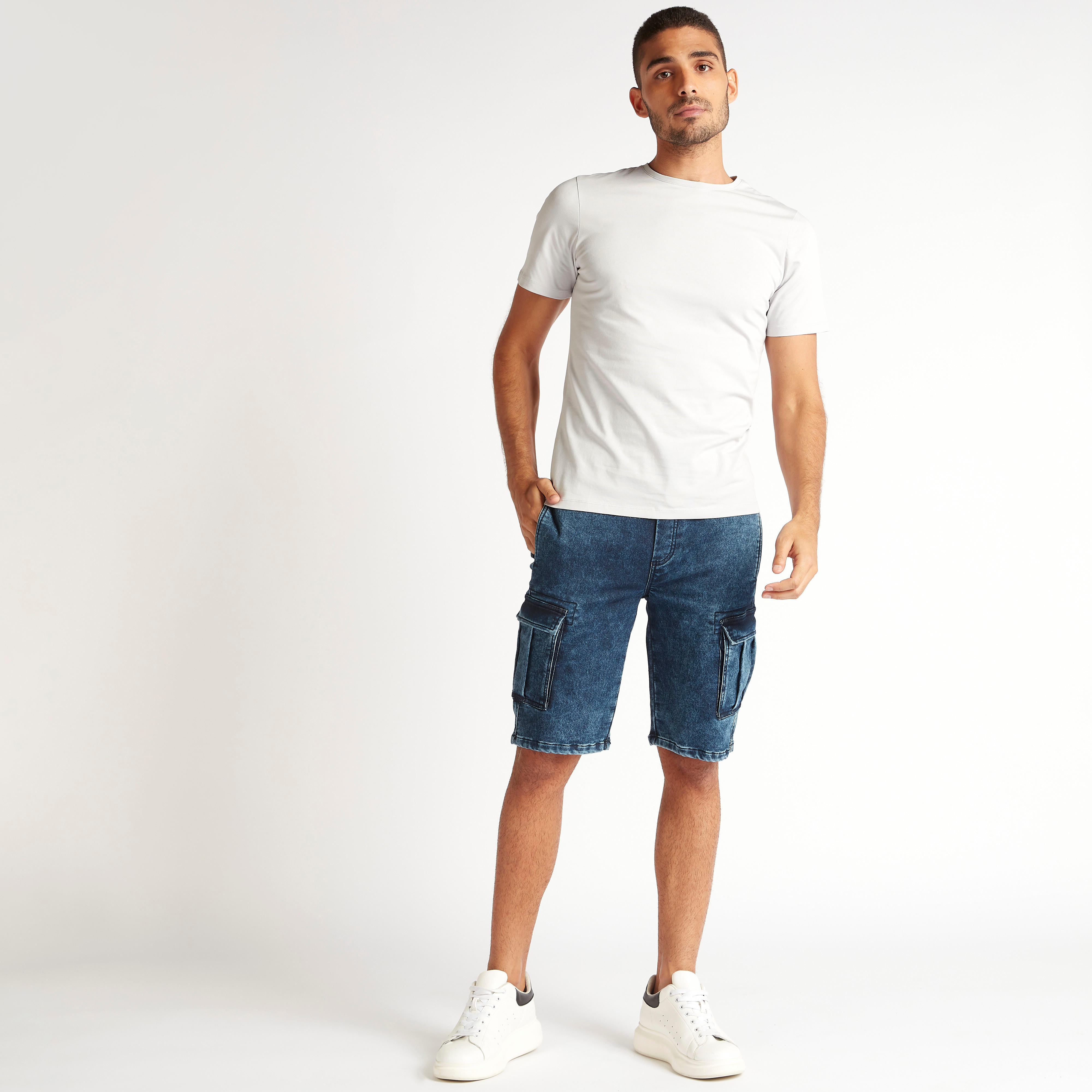تيشيرت سادة بياقة ضيّقة وأكمام قصيرة-men-clothing-tshirtsandpolos-tshirts-image-2
