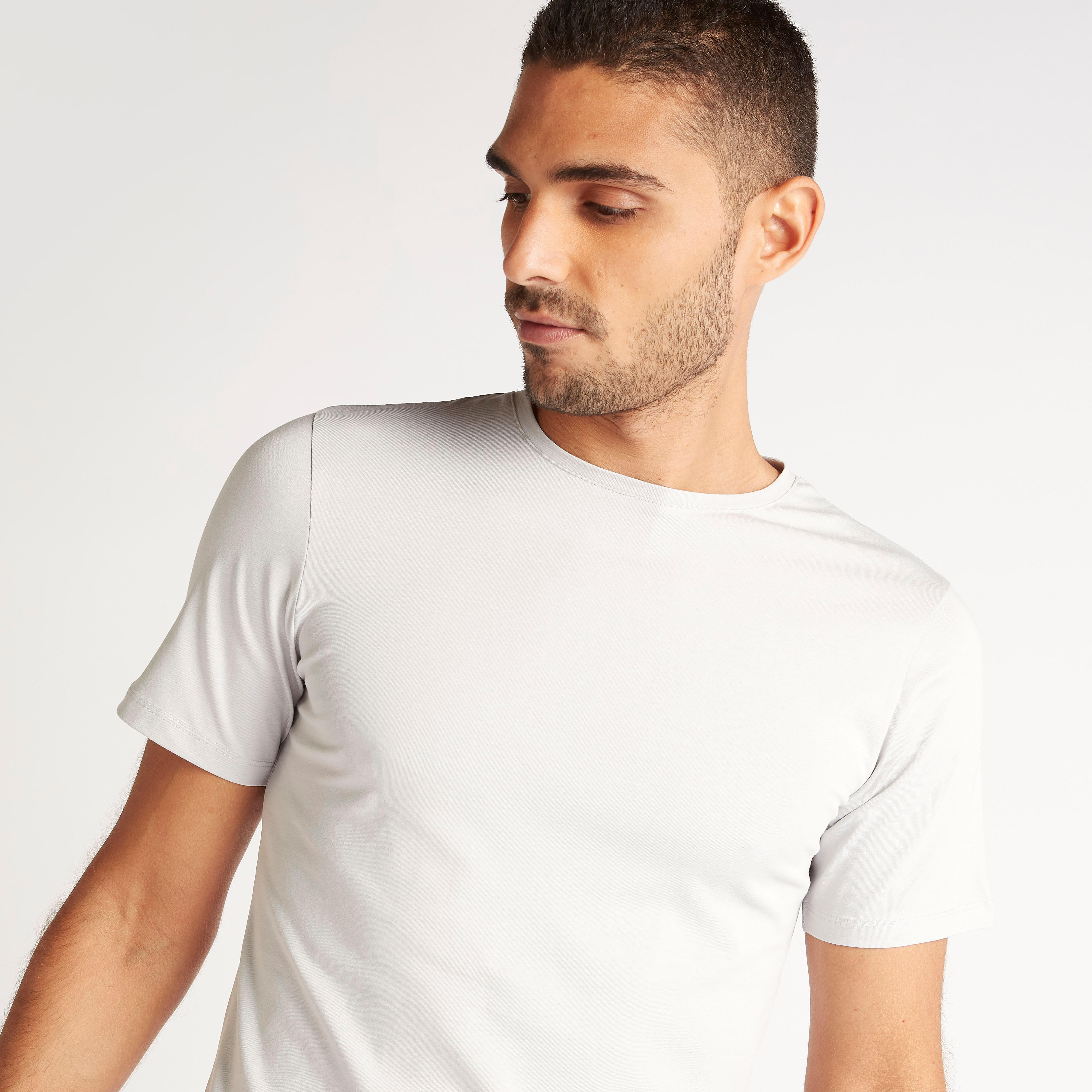 تيشيرت سادة بياقة ضيّقة وأكمام قصيرة-men-clothing-tshirtsandpolos-tshirts-image-3