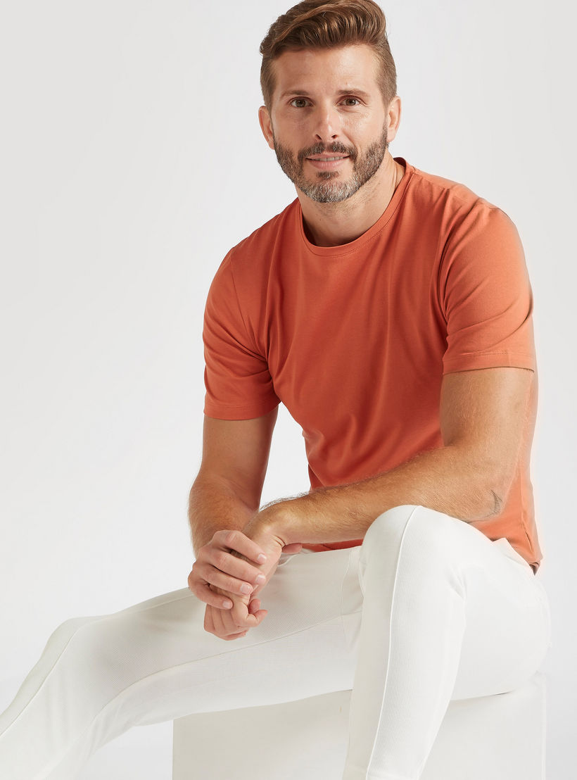 تيشيرت سادة بياقة ضيّقة وأكمام قصيرة-men-clothing-tshirtsandpolos-tshirts-image-2