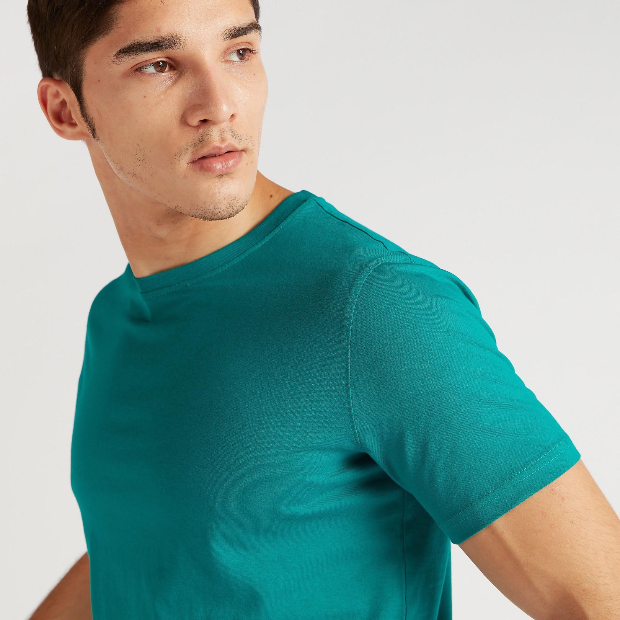 تيشيرت سادة بياقة ضيّقة وأكمام قصيرة-men-clothing-tshirtsandpolos-tshirts-image-2