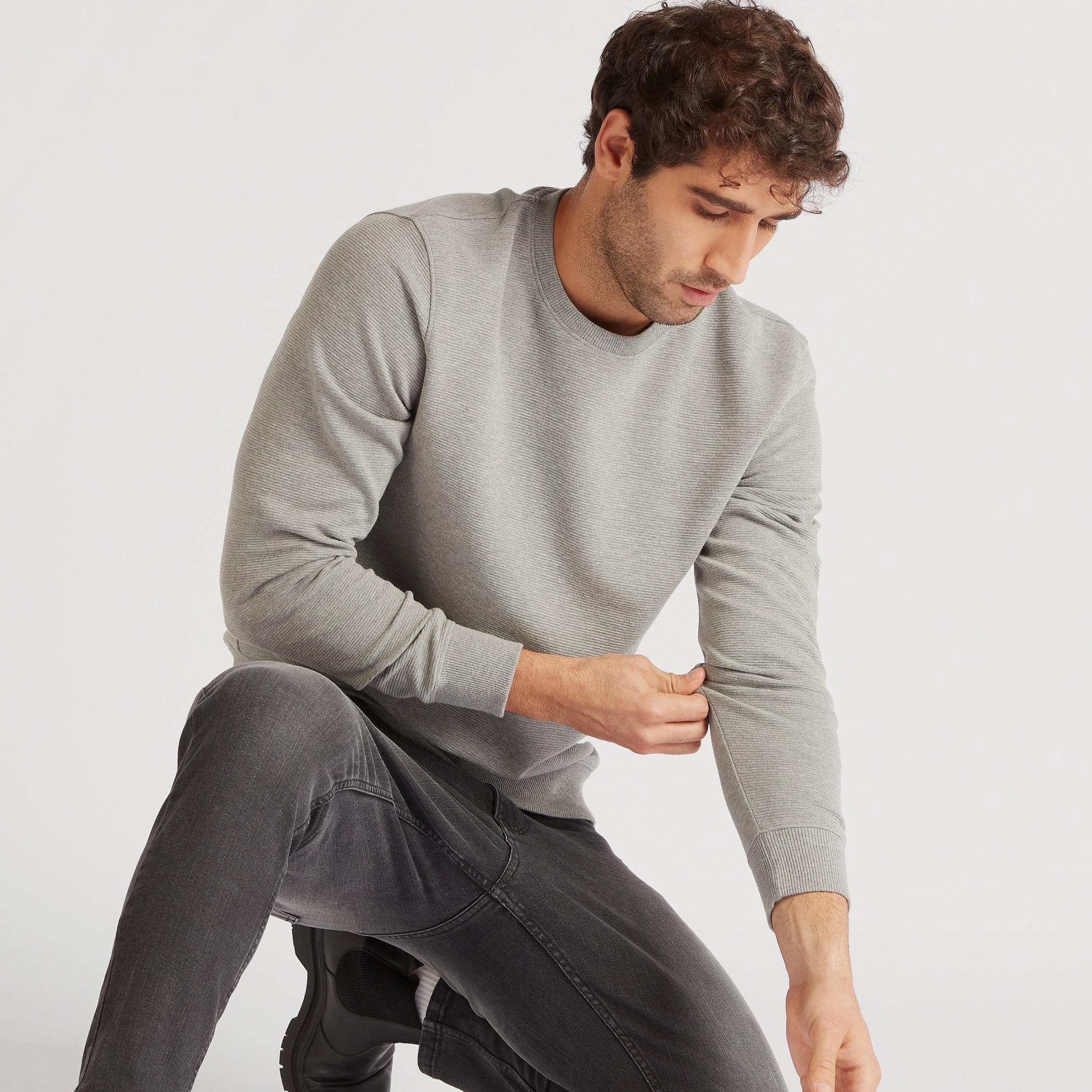 سويت شيرت سادة بياقة ضيّقة وأكمام طويلة-men-winterwear-hoodiesandsweatshirts-image-3