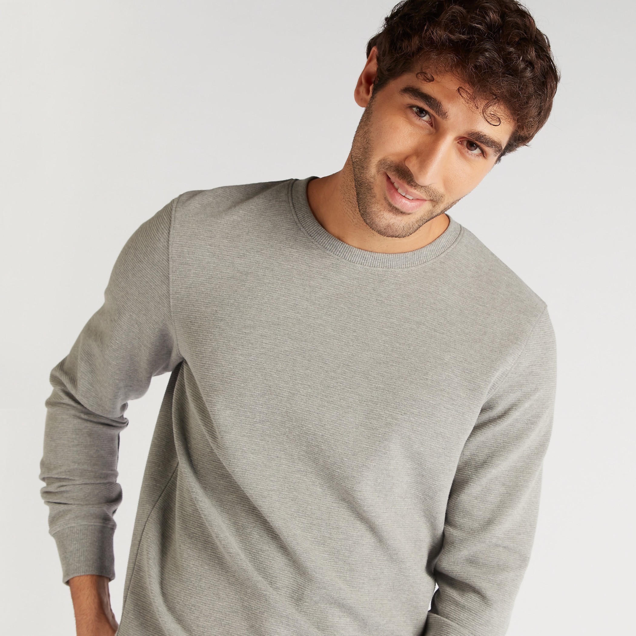 سويت شيرت سادة بياقة ضيّقة وأكمام طويلة-men-winterwear-hoodiesandsweatshirts-image-4