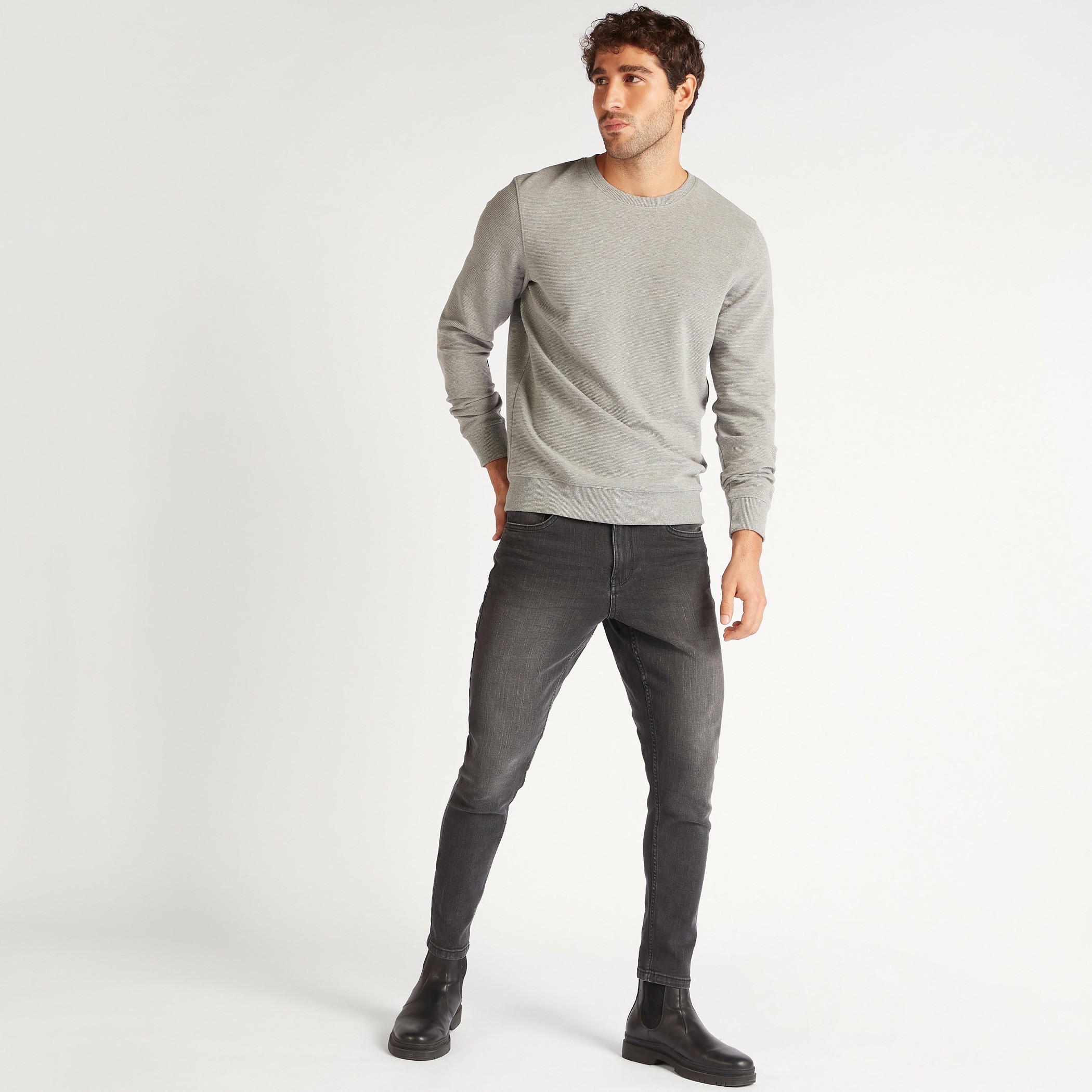 سويت شيرت سادة بياقة ضيّقة وأكمام طويلة-men-winterwear-hoodiesandsweatshirts-image-2