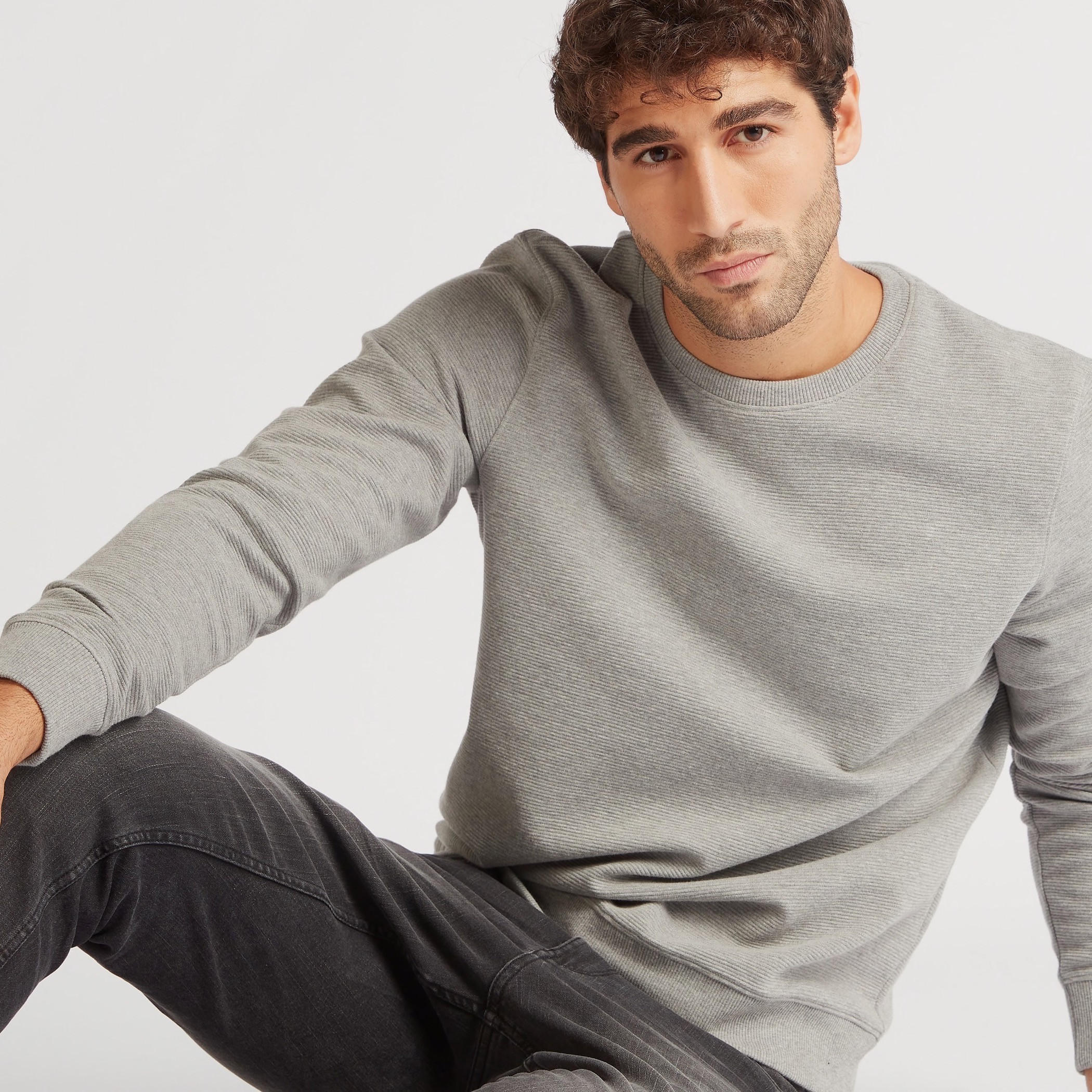 سويت شيرت سادة بياقة ضيّقة وأكمام طويلة-men-winterwear-hoodiesandsweatshirts-image-5