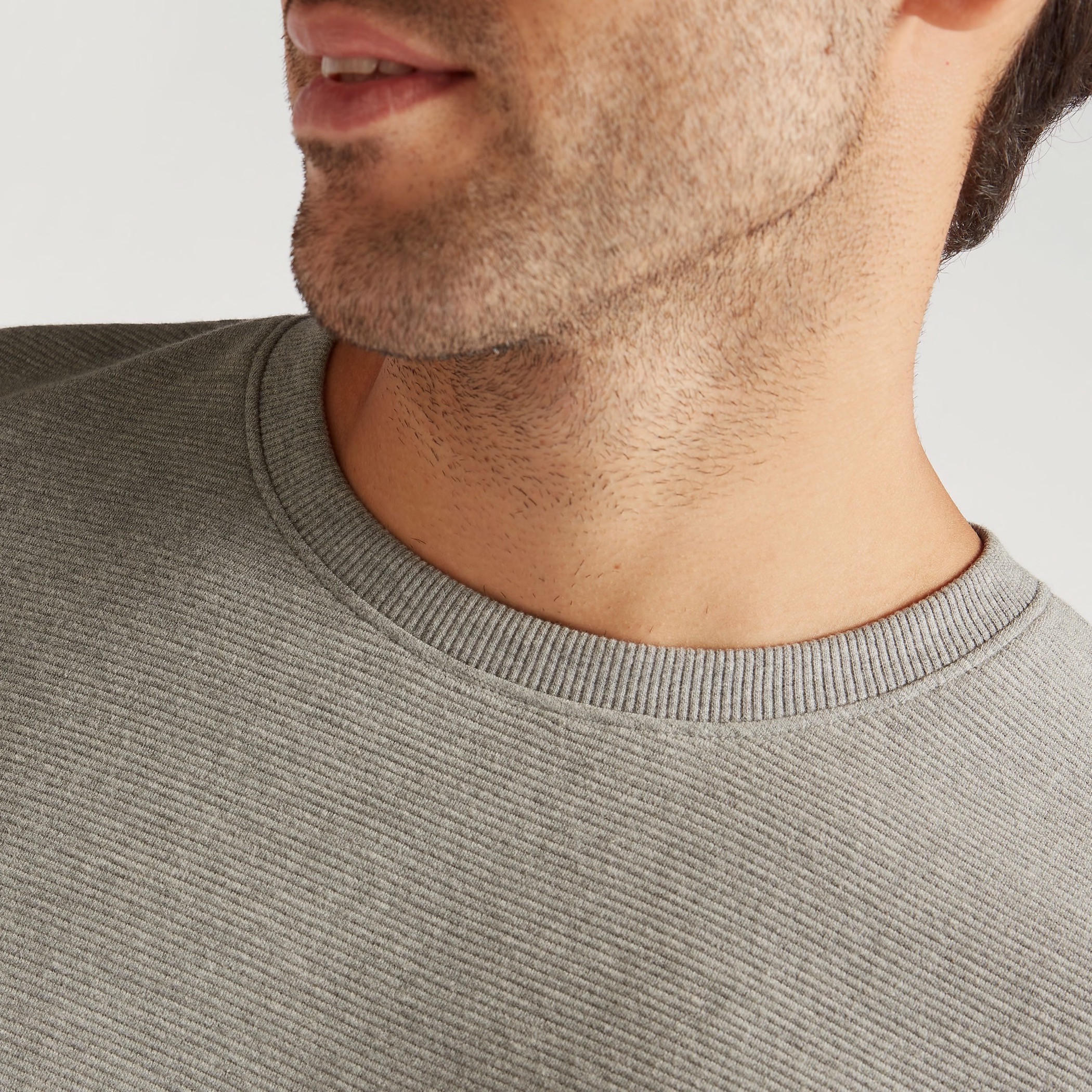 سويت شيرت سادة بياقة ضيّقة وأكمام طويلة-men-winterwear-hoodiesandsweatshirts-image-7