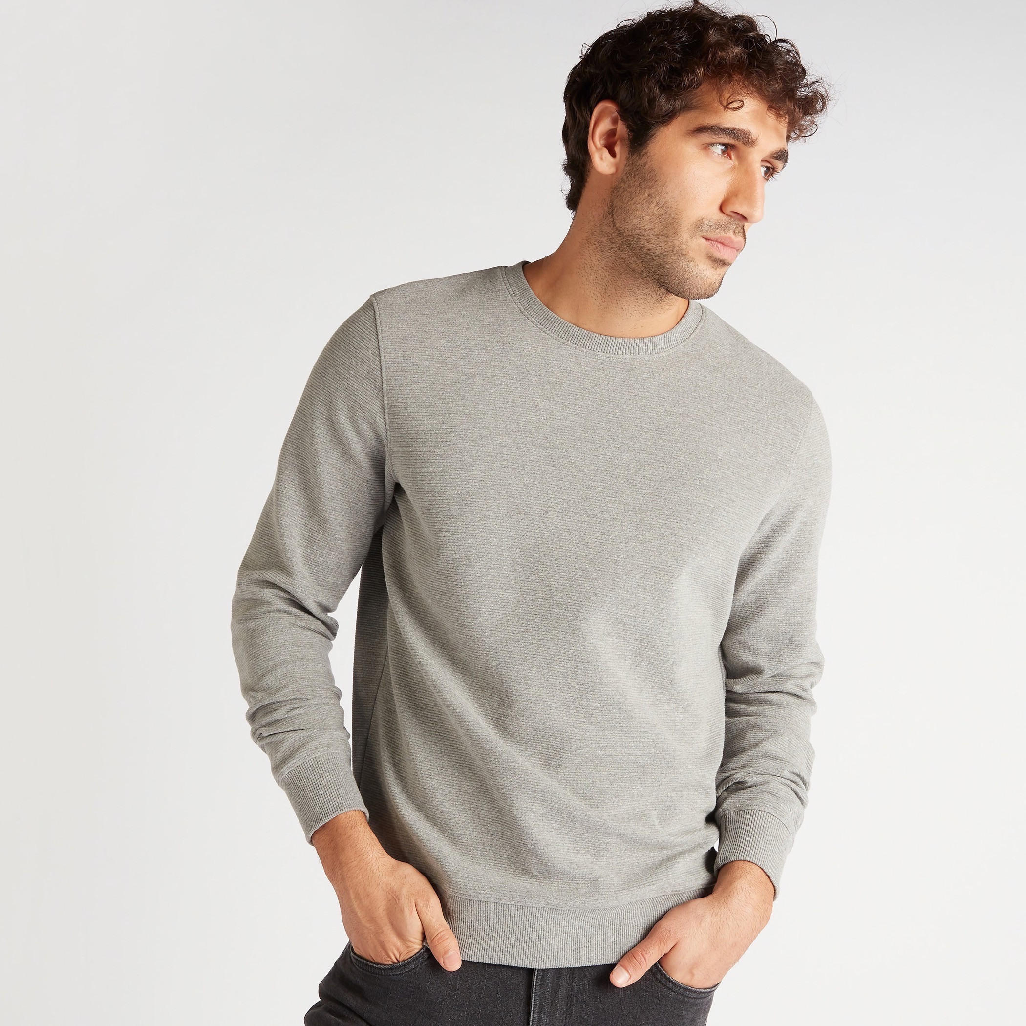سويت شيرت سادة بياقة ضيّقة وأكمام طويلة-men-winterwear-hoodiesandsweatshirts-image-1