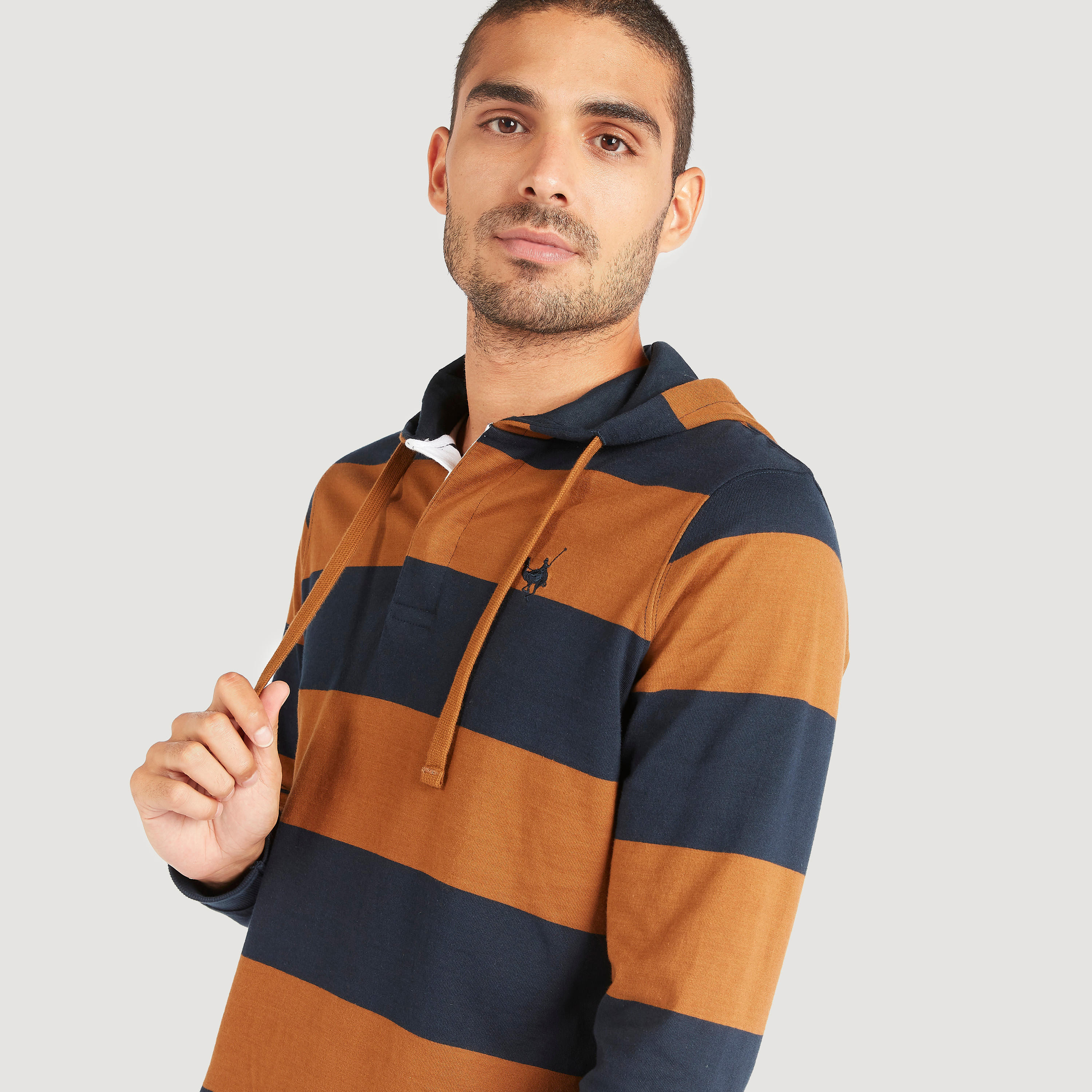 تيشيرت مقلّم بقبّعة وأكمام طويلة-men-clothing-tshirtsandpolos-tshirts-image-1