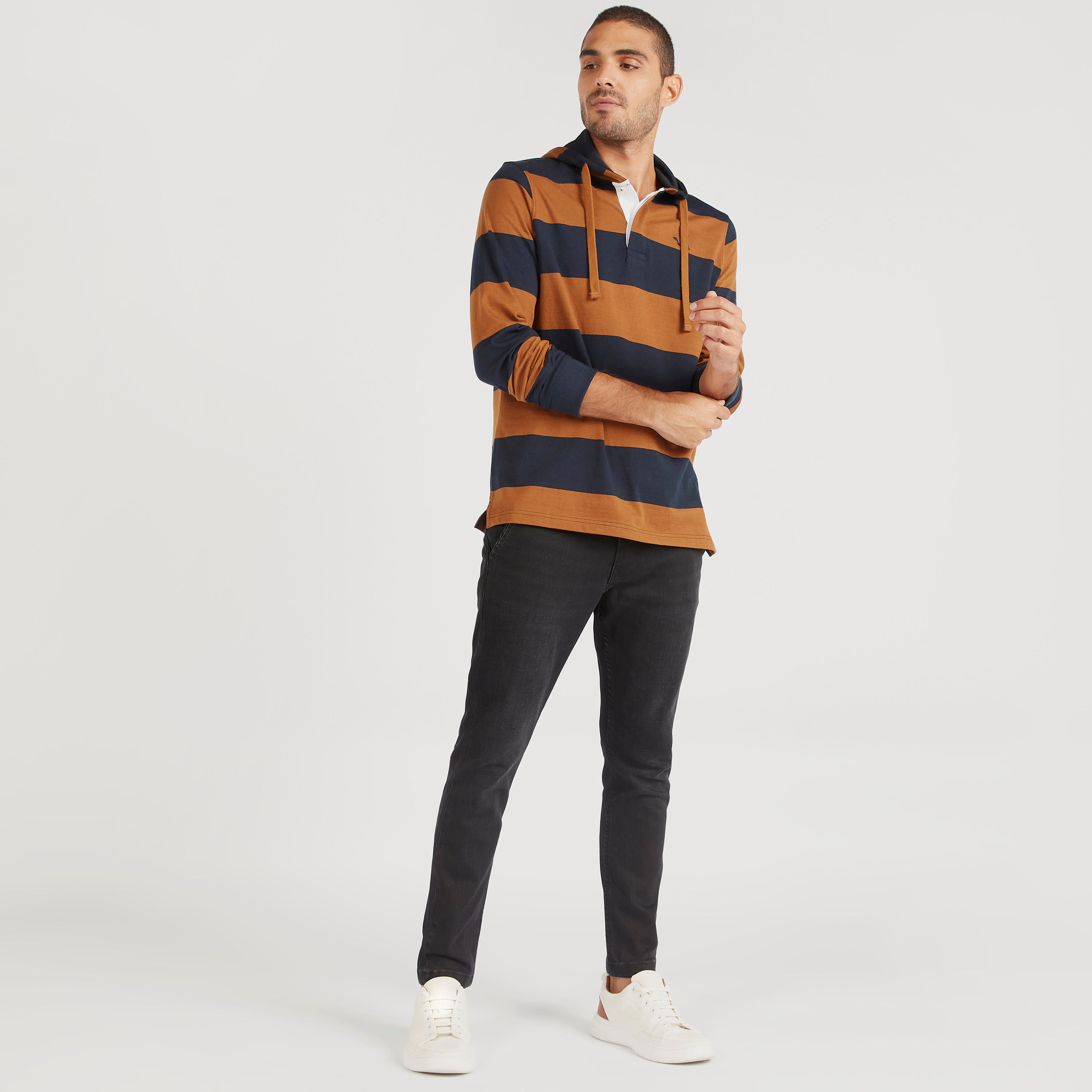 تيشيرت مقلّم بقبّعة وأكمام طويلة-men-clothing-tshirtsandpolos-tshirts-image-2