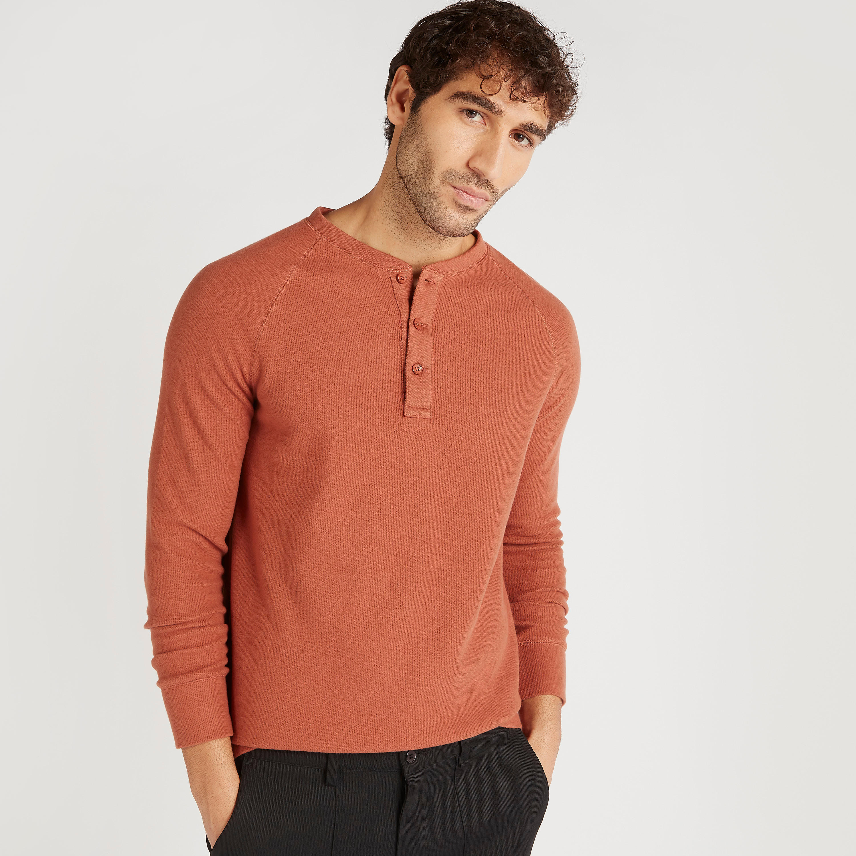 تيشيرت مضلّ بياقة هينيلي وأكمام طويلة-men-clothing-tshirtsandpolos-tshirts-image-5