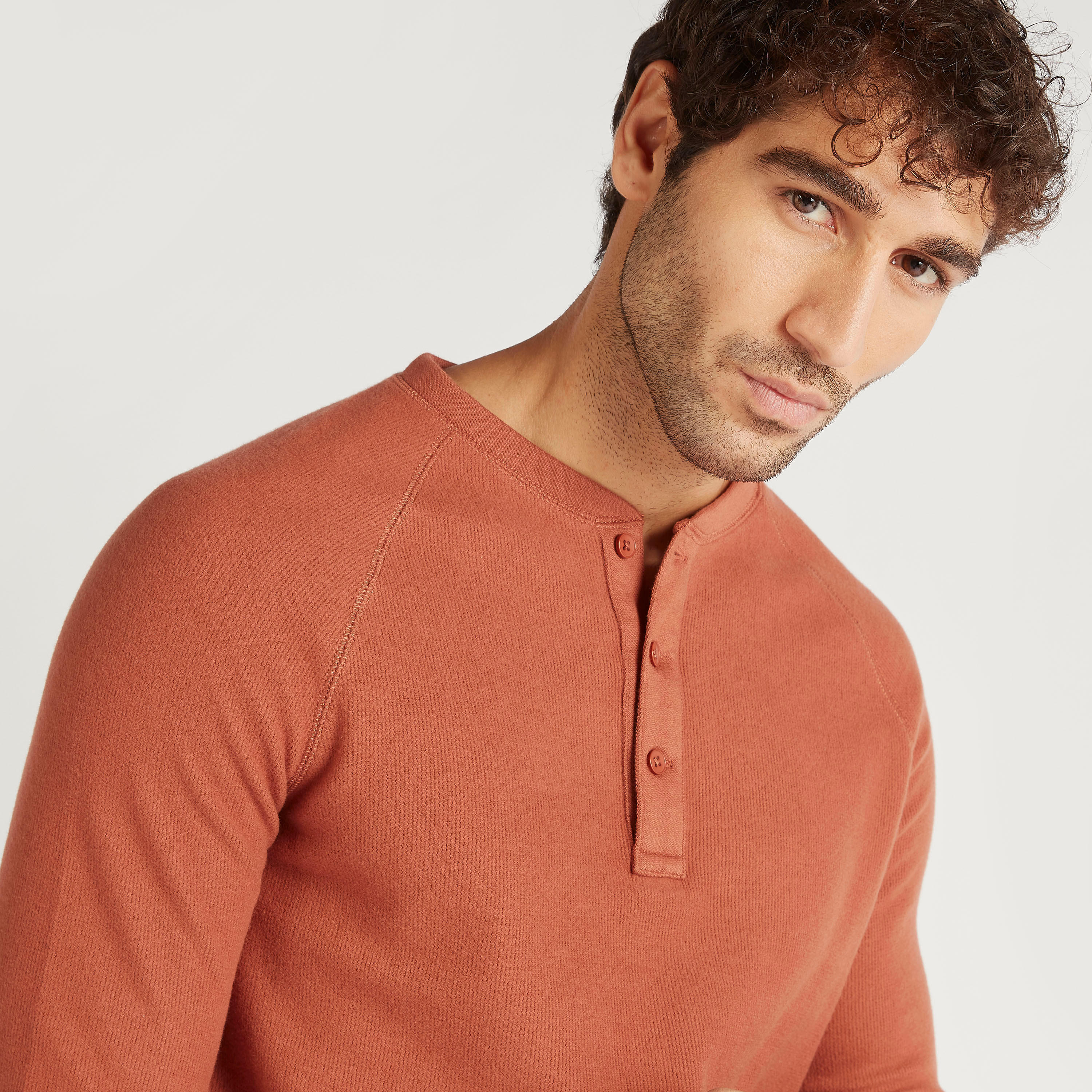 تيشيرت مضلّ بياقة هينيلي وأكمام طويلة-men-clothing-tshirtsandpolos-tshirts-image-3
