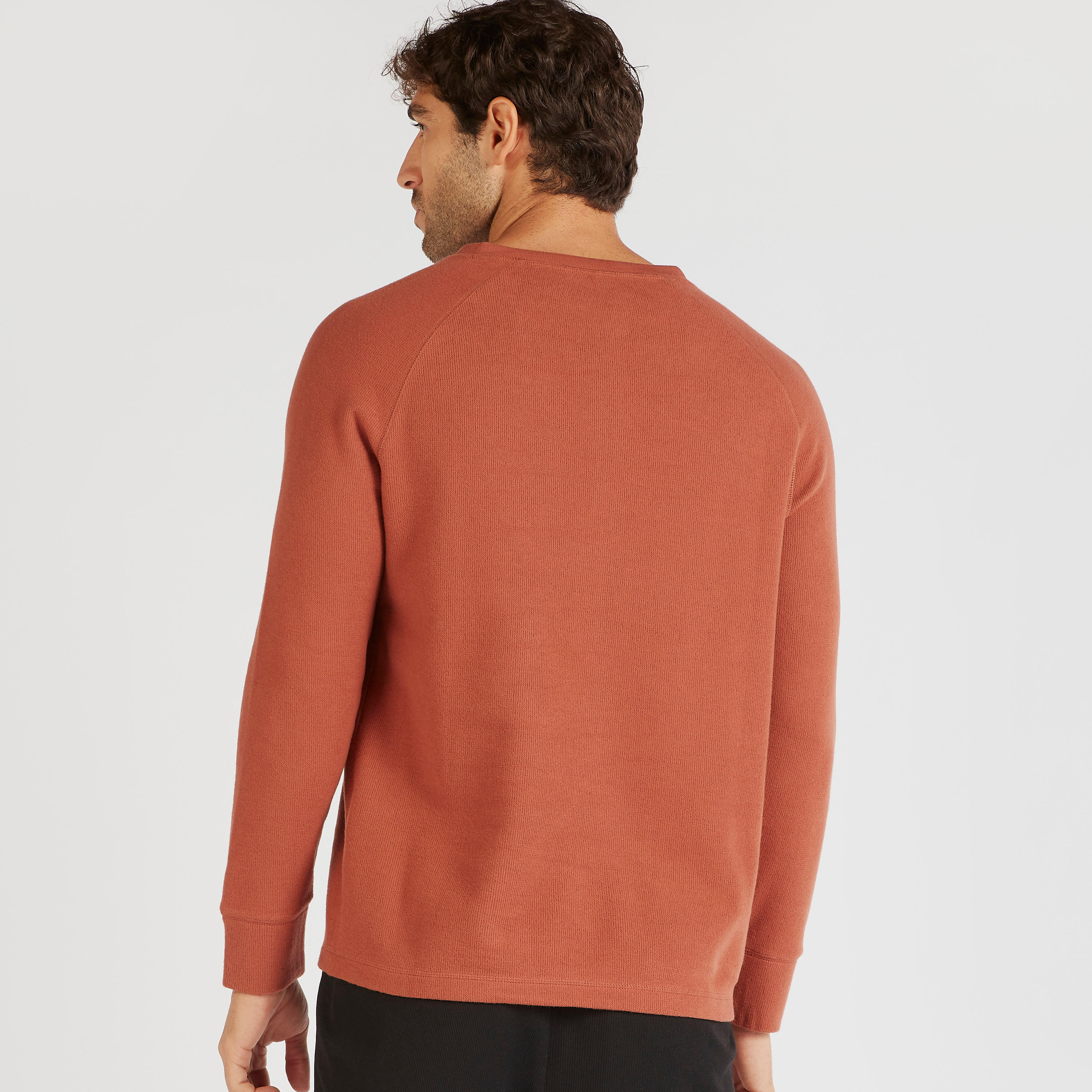 تيشيرت مضلّ بياقة هينيلي وأكمام طويلة-men-clothing-tshirtsandpolos-tshirts-image-2