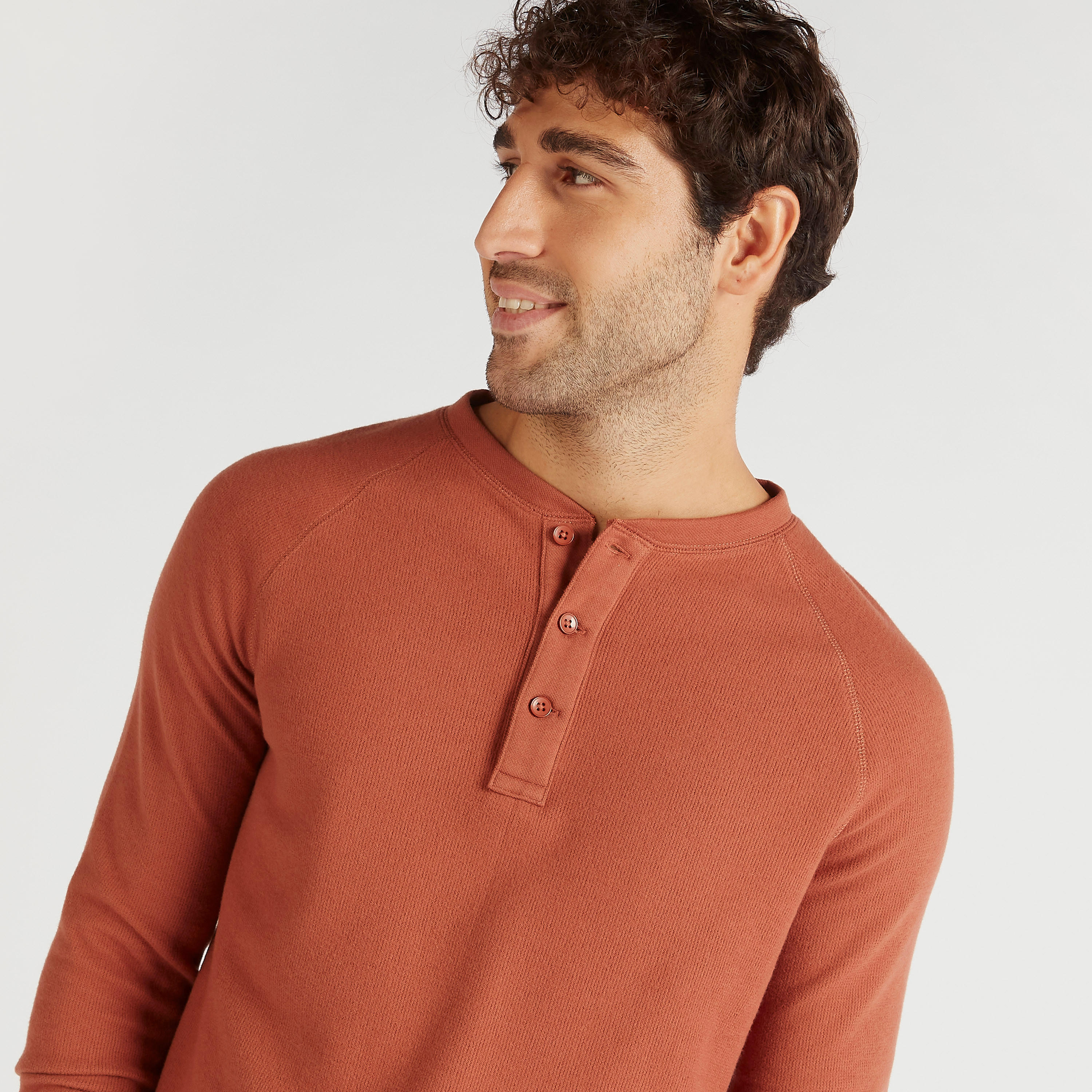 تيشيرت مضلّ بياقة هينيلي وأكمام طويلة-men-clothing-tshirtsandpolos-tshirts-image-1