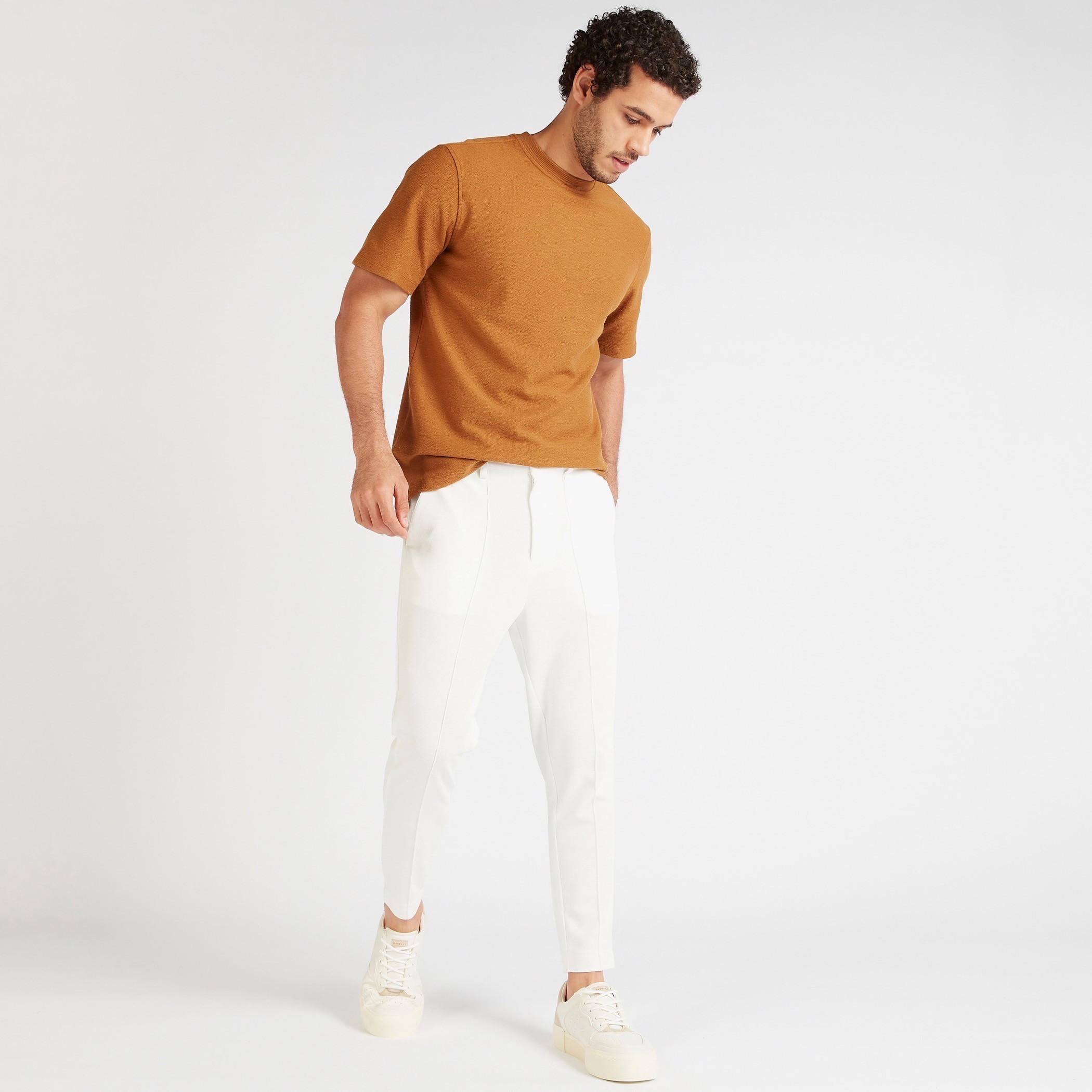 تيشيرت بارز الملمس بياقة ضيّقة وأكمام قصيرة-men-clothing-tshirtsandpolos-tshirts-image-4