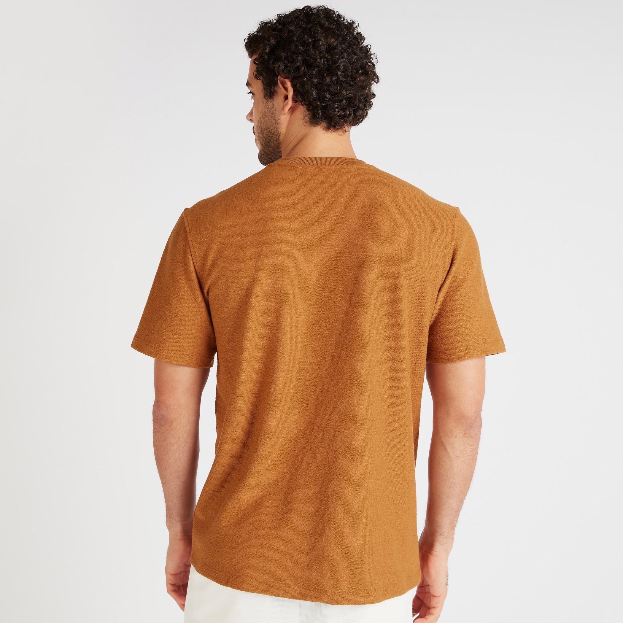 تيشيرت بارز الملمس بياقة ضيّقة وأكمام قصيرة-men-clothing-tshirtsandpolos-tshirts-image-2