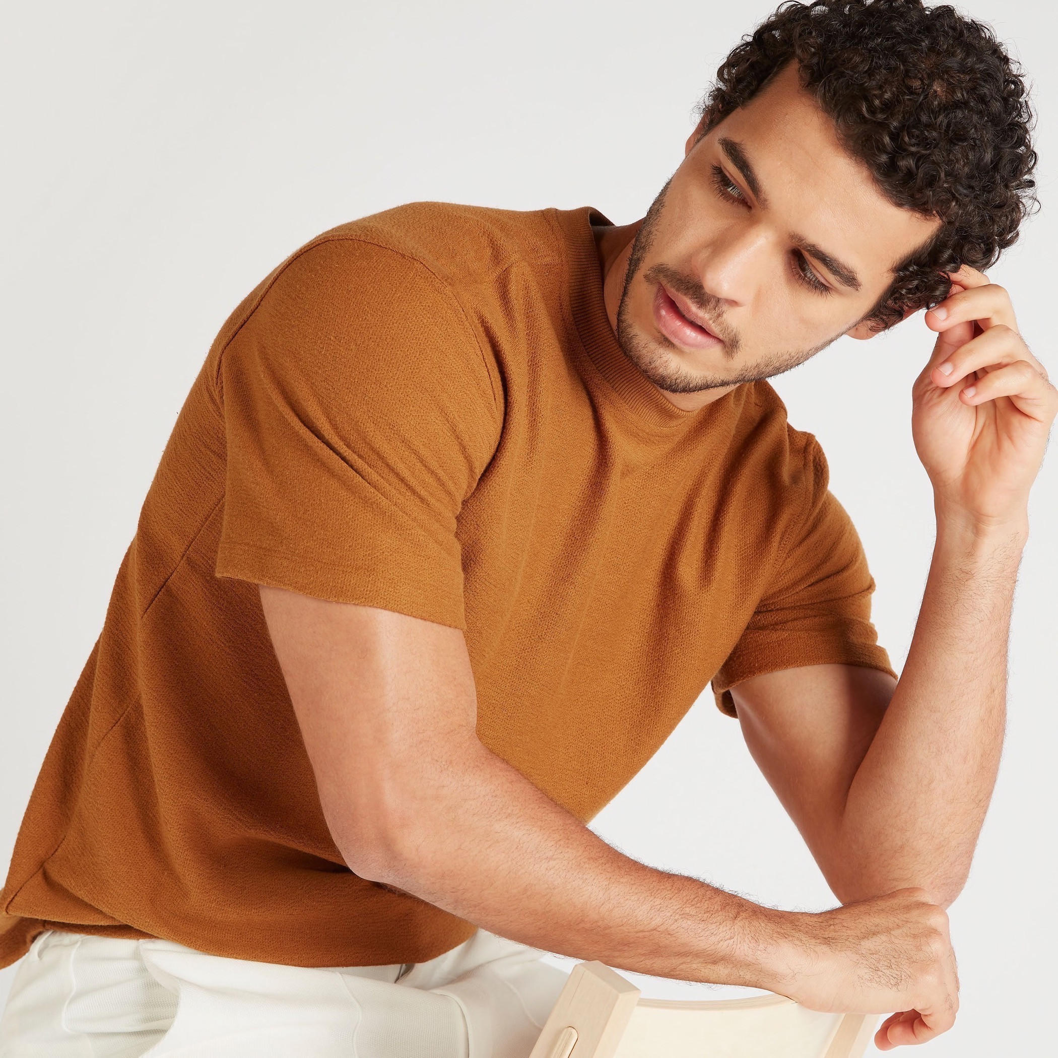 تيشيرت بارز الملمس بياقة ضيّقة وأكمام قصيرة-men-clothing-tshirtsandpolos-tshirts-image-1