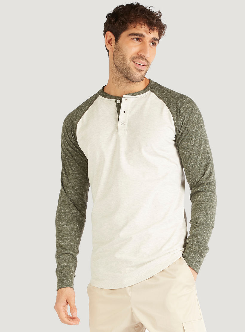 تيشيرت سادة بياقة هينيلي وأكمام طويلة مغايرة-men-clothing-tshirtsandpolos-tshirts-image-5