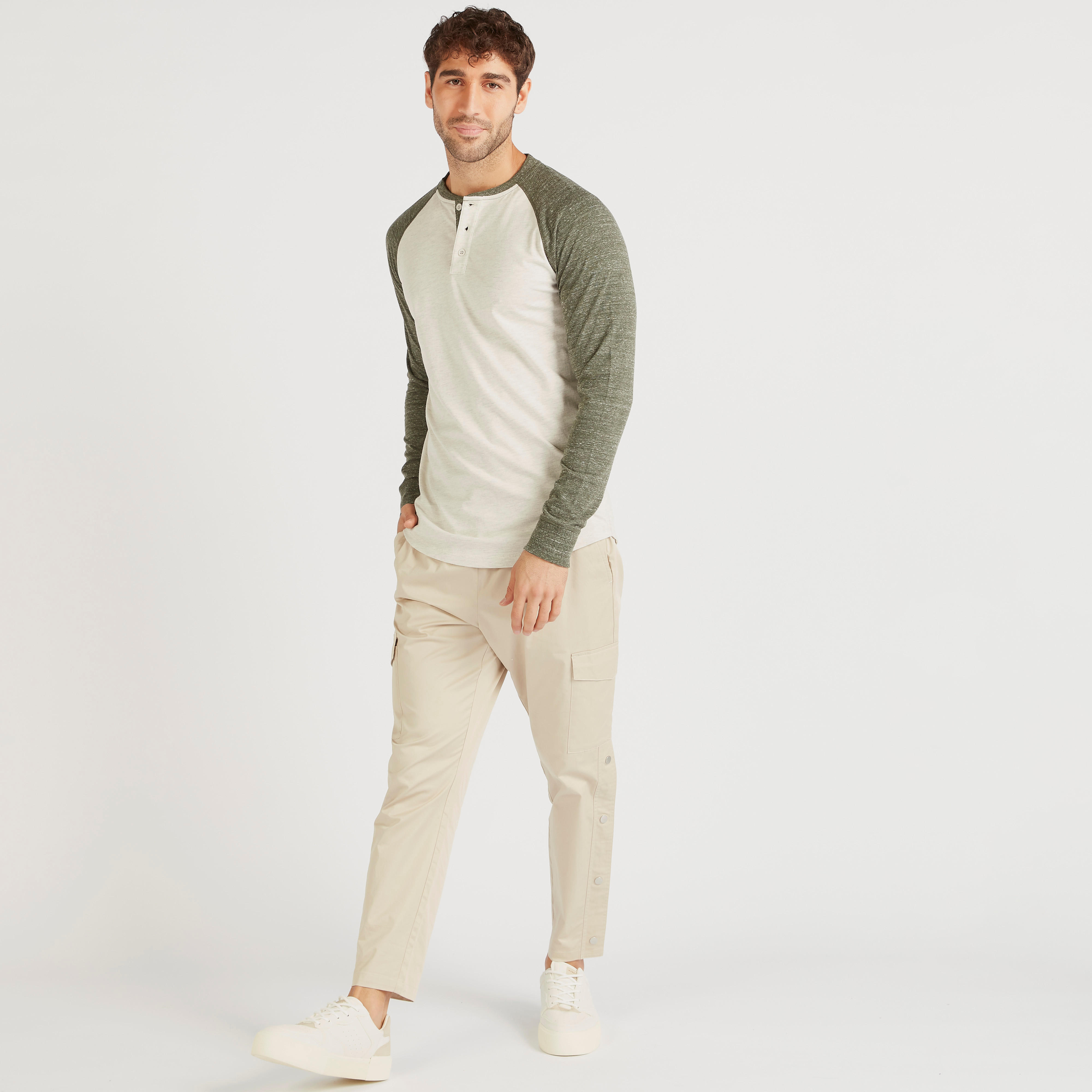 تيشيرت سادة بياقة هينيلي وأكمام طويلة مغايرة-men-clothing-tshirtsandpolos-tshirts-image-4