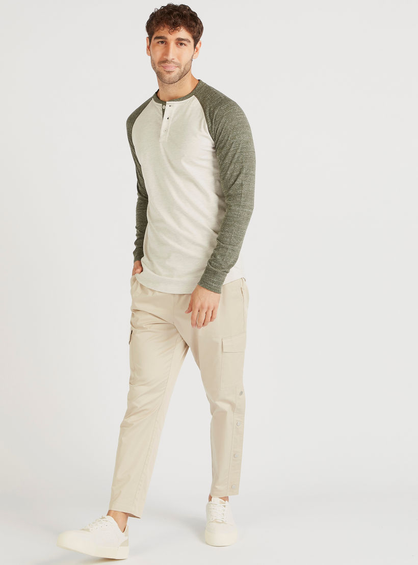 تيشيرت سادة بياقة هينيلي وأكمام طويلة مغايرة-men-clothing-tshirtsandpolos-tshirts-image-4