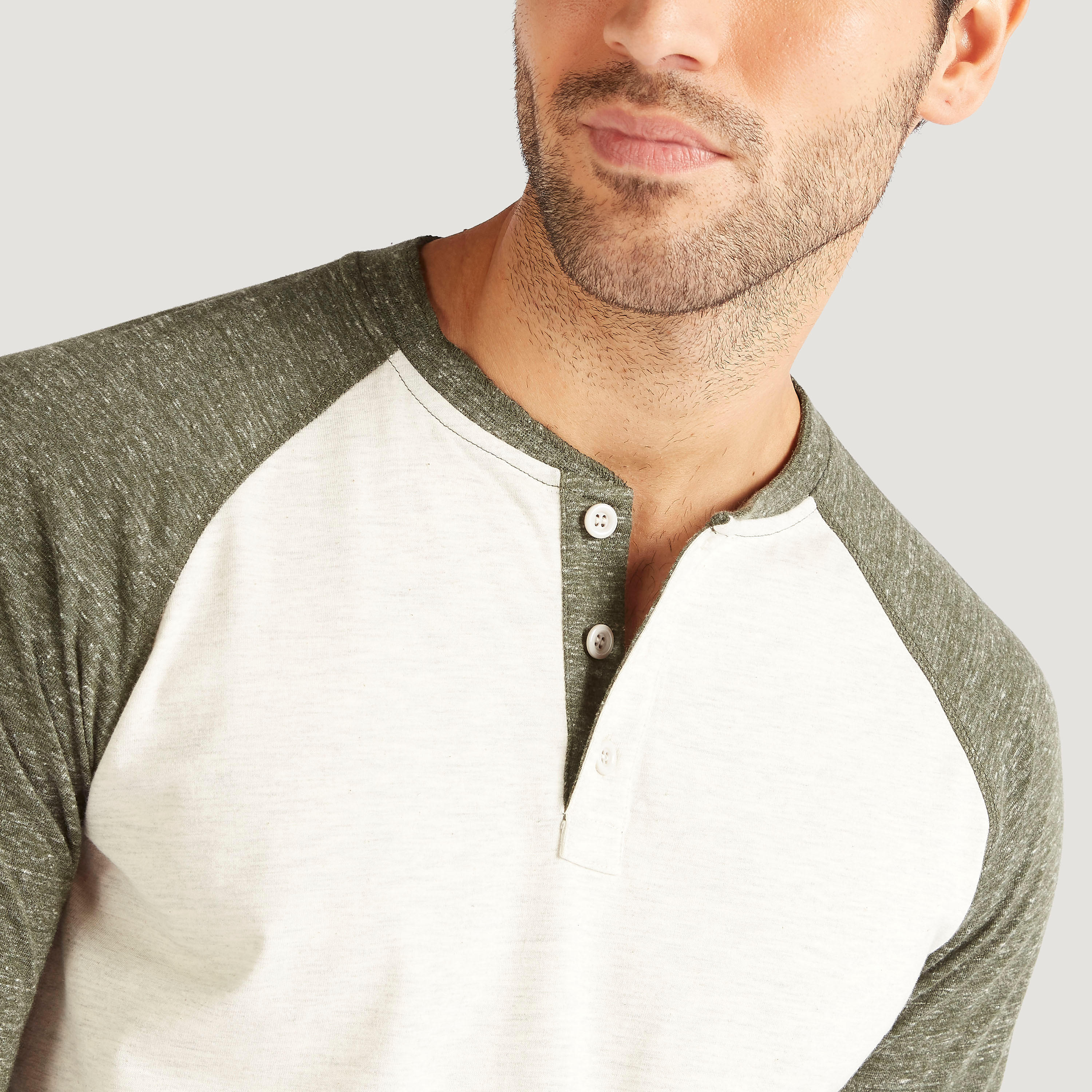 تيشيرت سادة بياقة هينيلي وأكمام طويلة مغايرة-men-clothing-tshirtsandpolos-tshirts-image-3