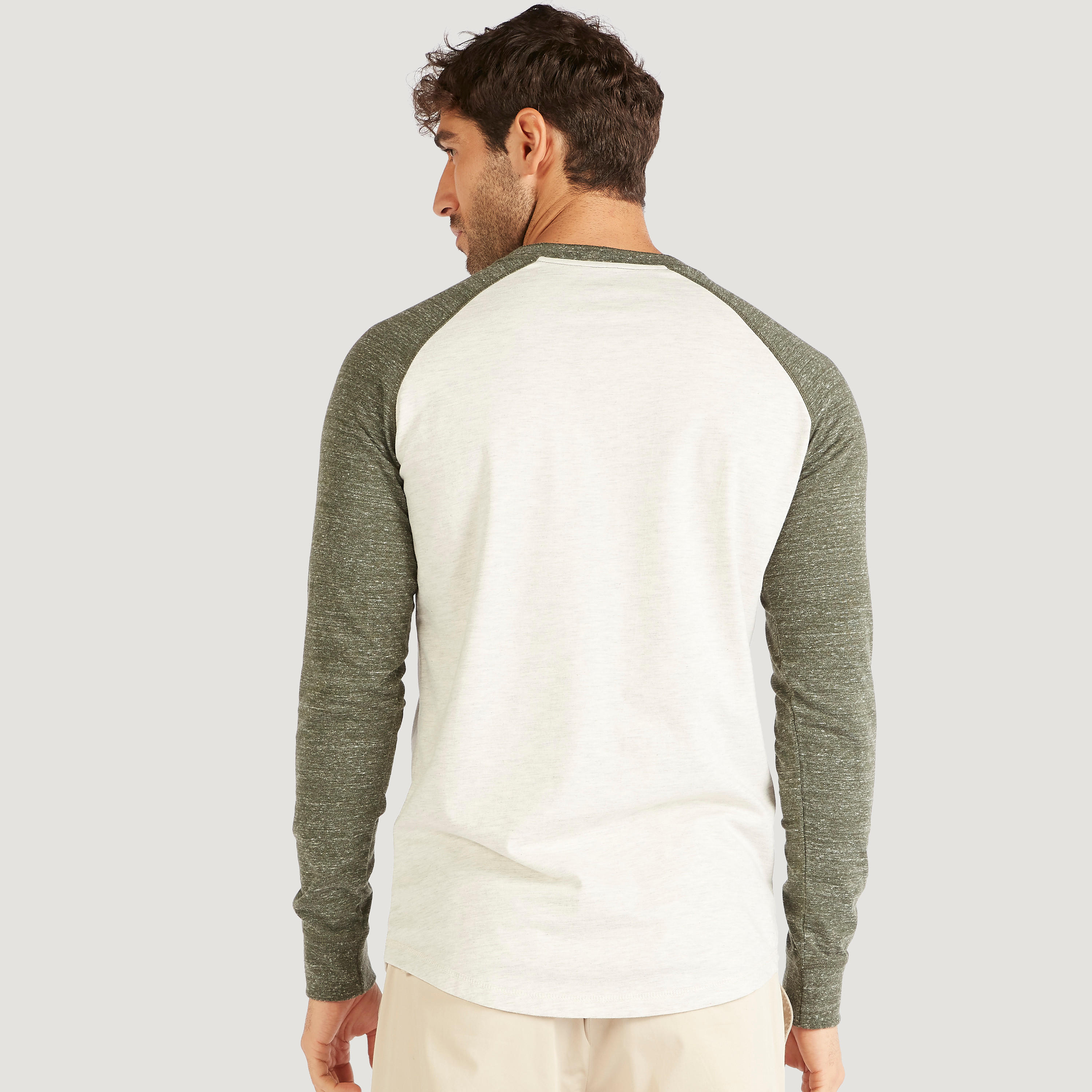تيشيرت سادة بياقة هينيلي وأكمام طويلة مغايرة-men-clothing-tshirtsandpolos-tshirts-image-2