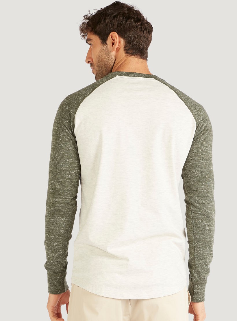 تيشيرت سادة بياقة هينيلي وأكمام طويلة مغايرة-men-clothing-tshirtsandpolos-tshirts-image-2