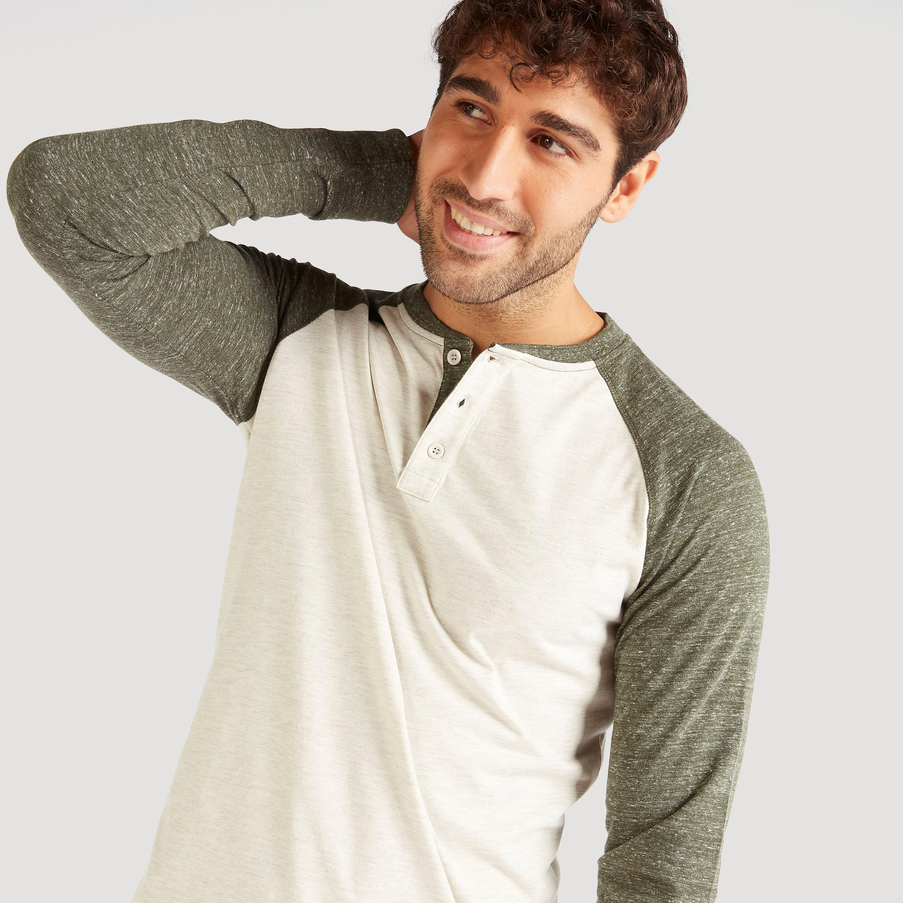 تيشيرت سادة بياقة هينيلي وأكمام طويلة مغايرة-men-clothing-tshirtsandpolos-tshirts-image-1