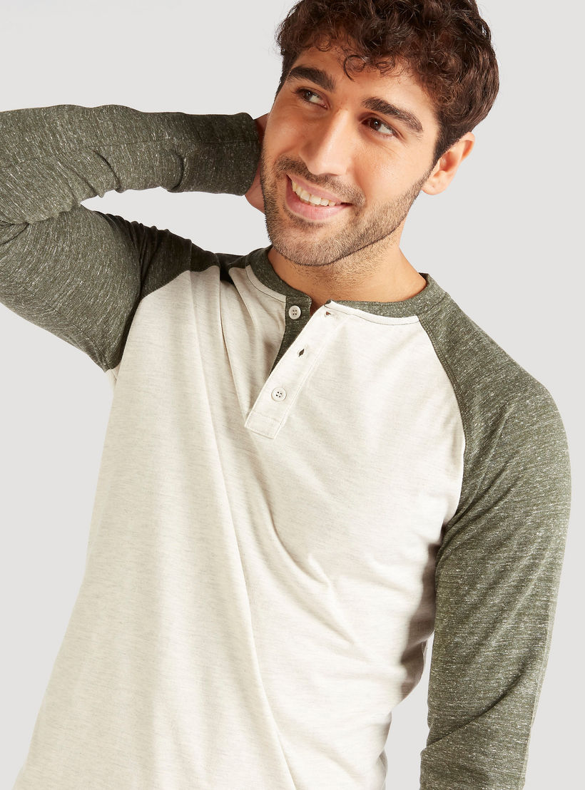 تيشيرت سادة بياقة هينيلي وأكمام طويلة مغايرة-men-clothing-tshirtsandpolos-tshirts-image-1
