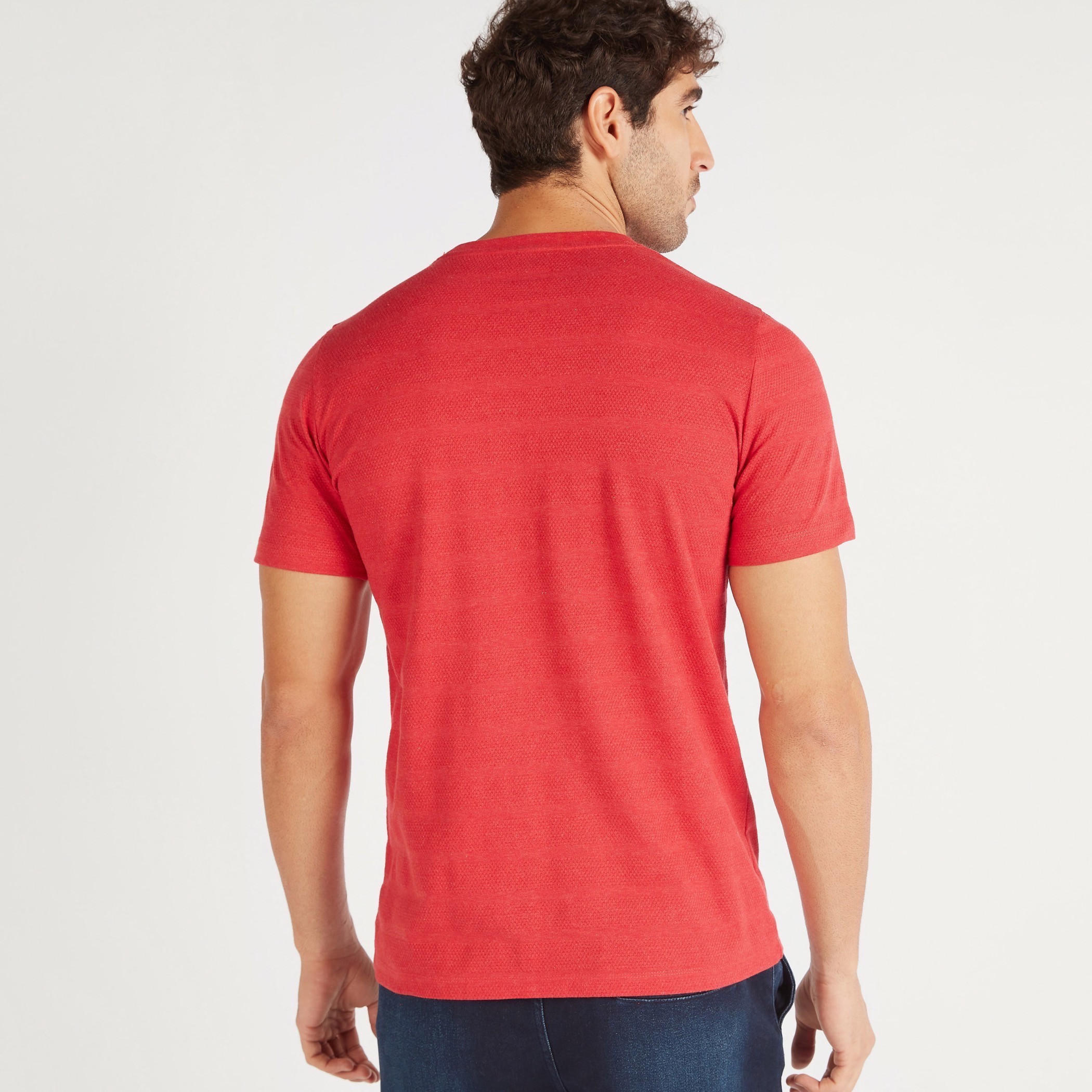 تيشيرت سادة بياقة ضيّقة وأكمام قصيرة-men-clothing-tshirtsandpolos-tshirts-image-4