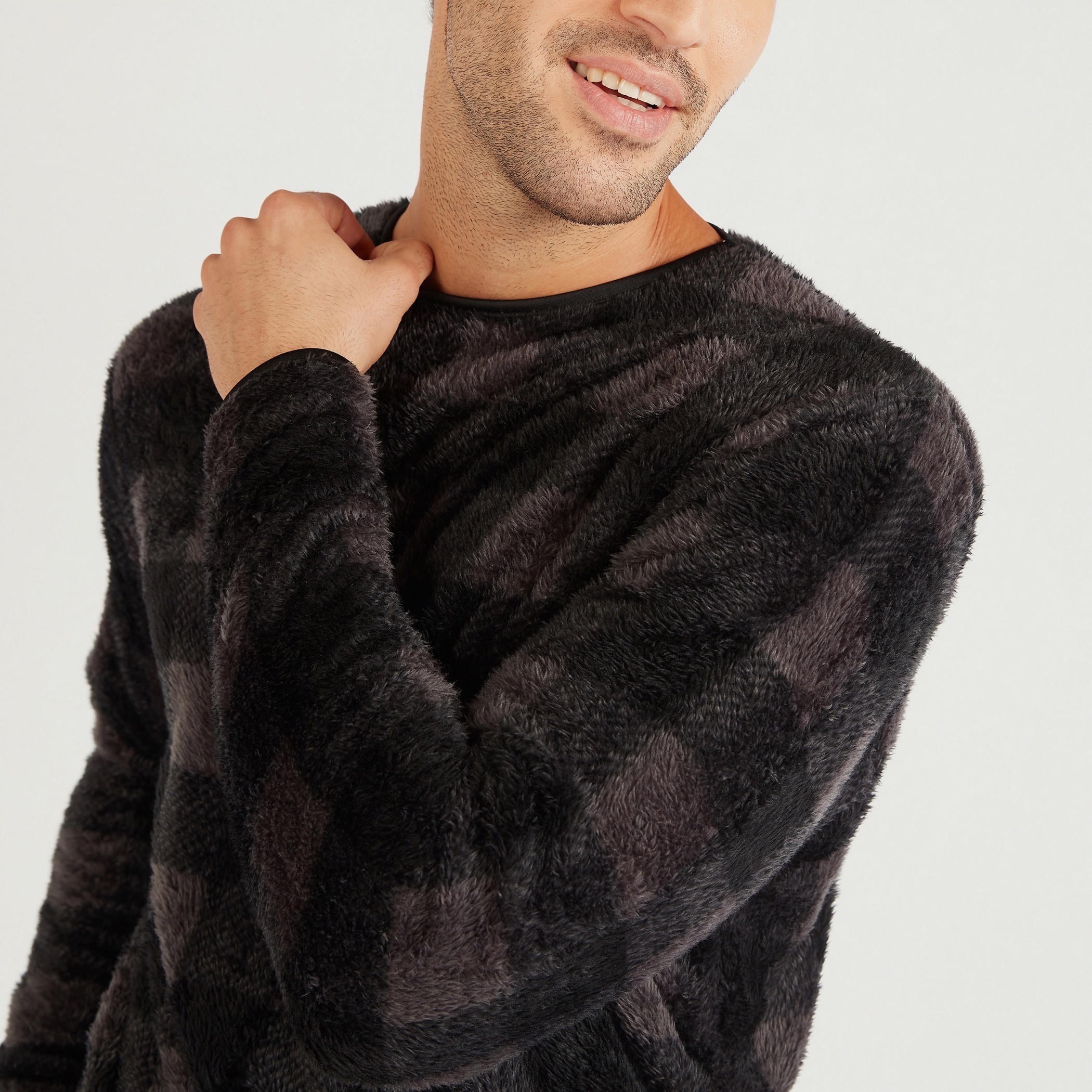 سويت شيرت كاروهات بياقة ضيّقة وأكمام طويلة-men-winterwear-hoodiesandsweatshirts-image-5