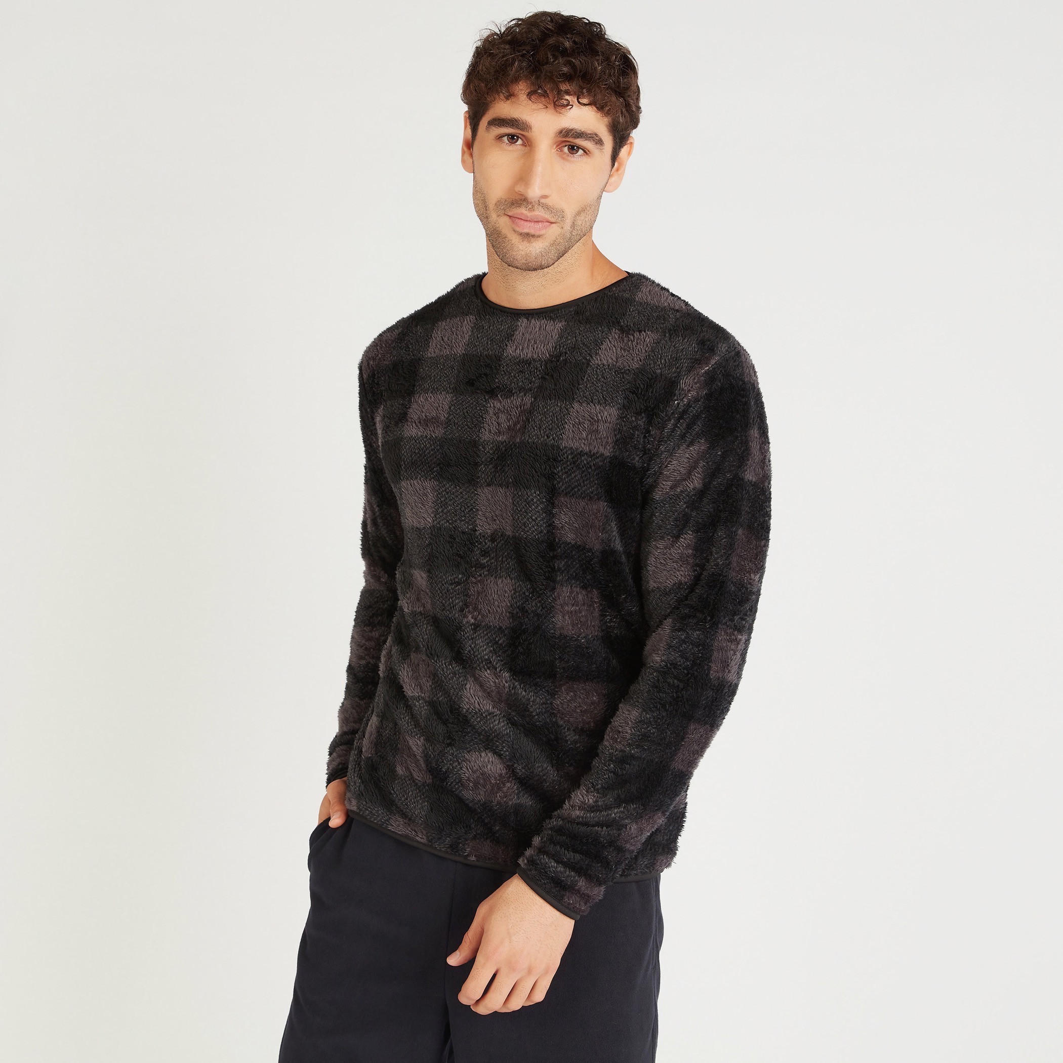 سويت شيرت كاروهات بياقة ضيّقة وأكمام طويلة-men-winterwear-hoodiesandsweatshirts-image-3