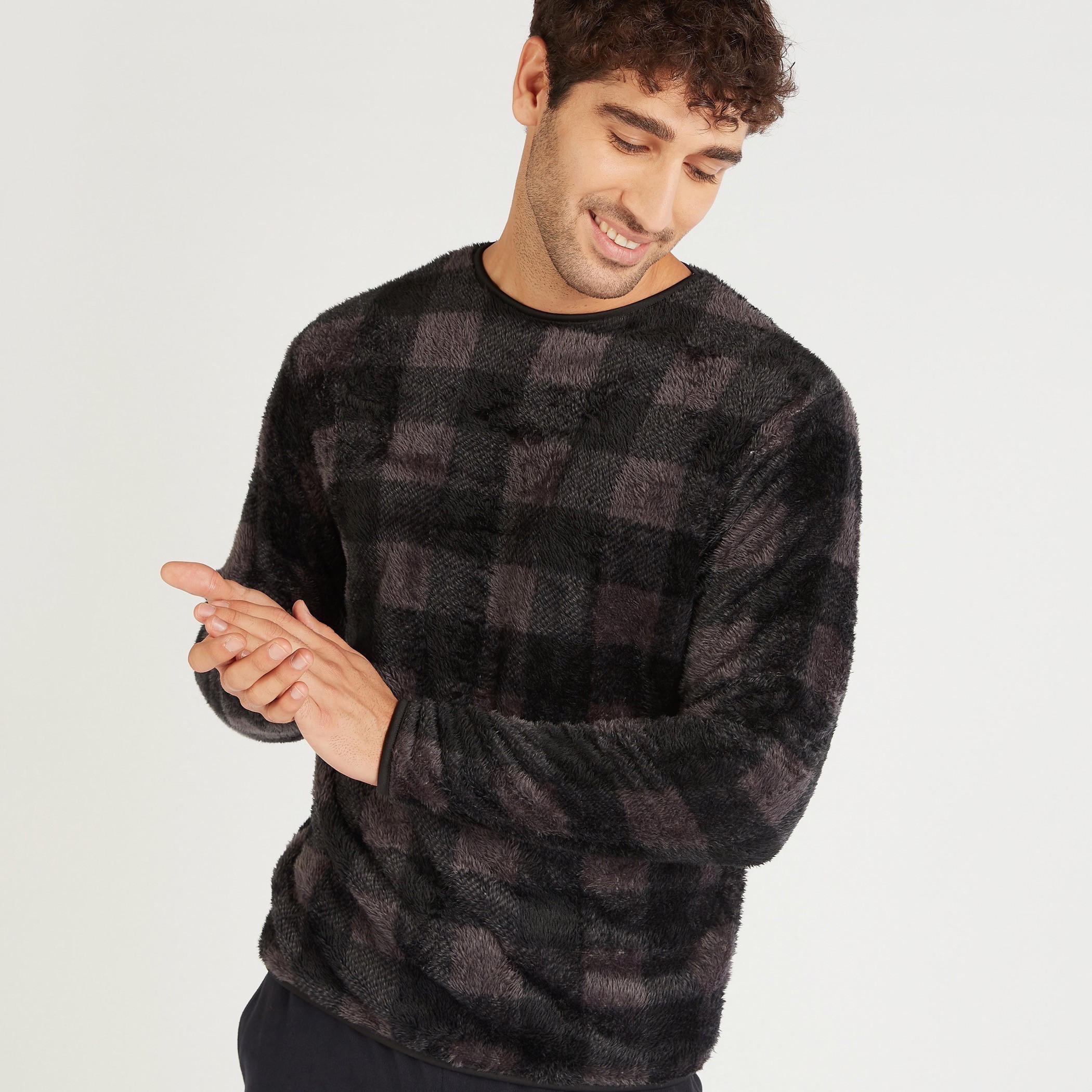 سويت شيرت كاروهات بياقة ضيّقة وأكمام طويلة-men-winterwear-hoodiesandsweatshirts-image-2