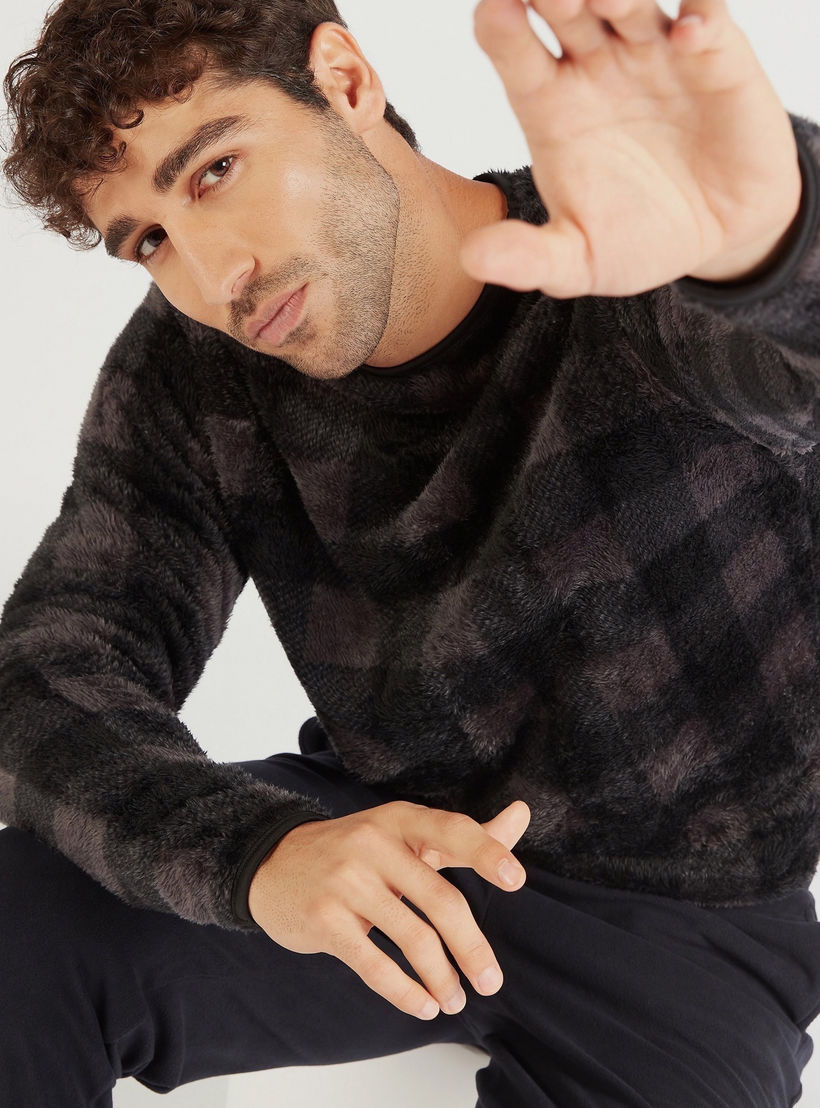 سويت شيرت كاروهات بياقة ضيّقة وأكمام طويلة-men-winterwear-hoodiesandsweatshirts-image-1
