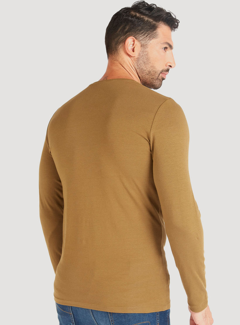 تيشيرت سادة بياقة V وأكمام طويلة-men-clothing-tshirtsandpolos-tshirts-image-1