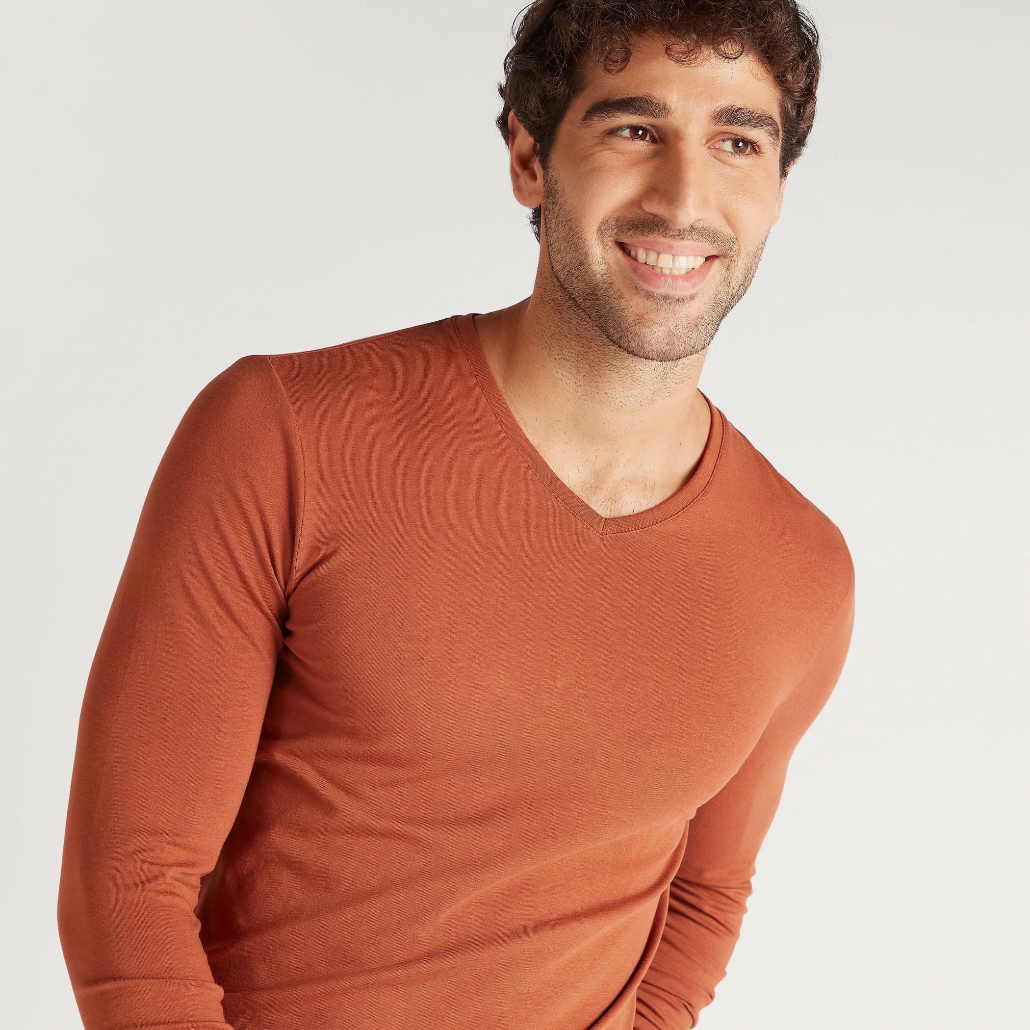 تيشيرت سادة بياقة V وأكمام طويلة-men-clothing-tshirtsandpolos-tshirts-image-4