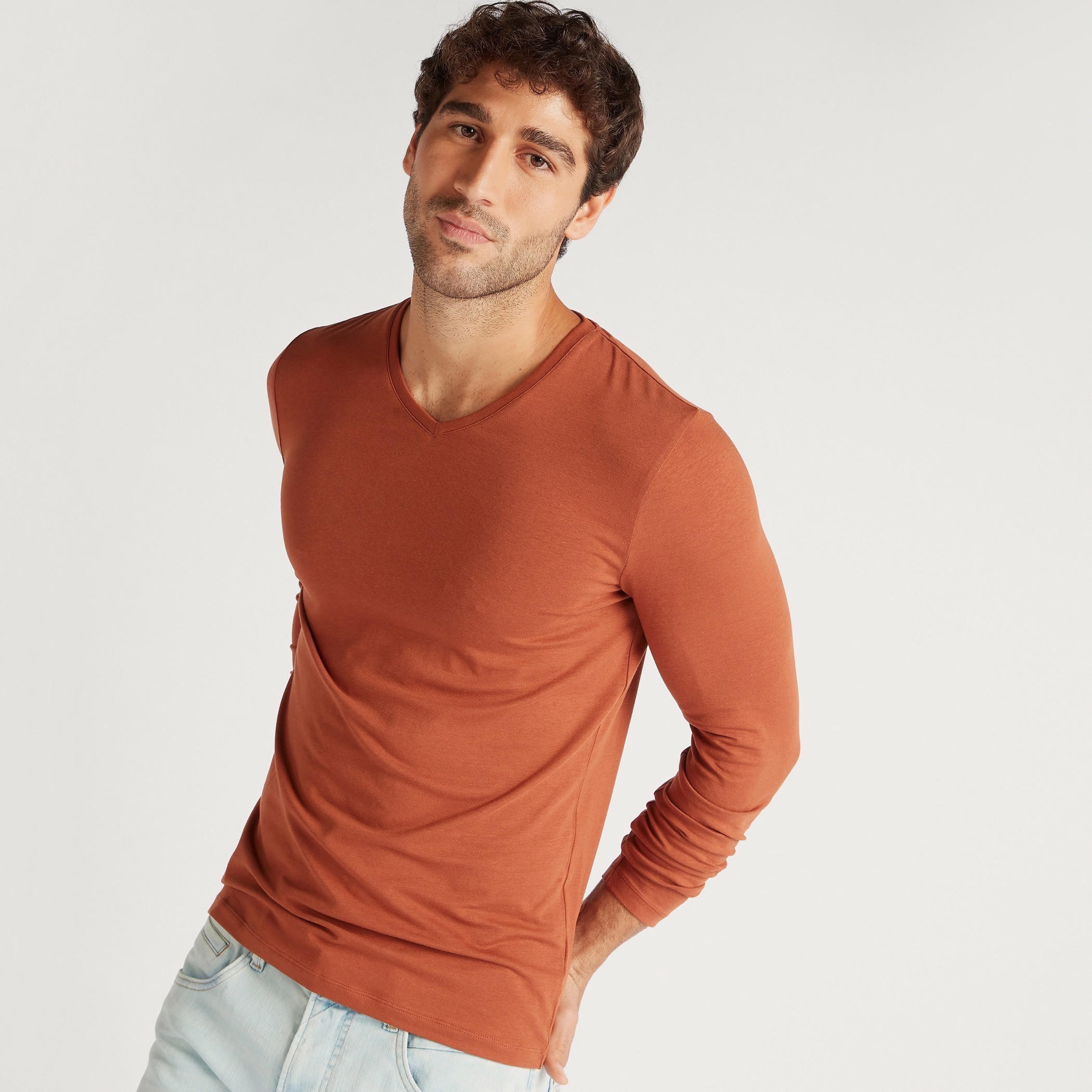 تيشيرت سادة بياقة V وأكمام طويلة-men-clothing-tshirtsandpolos-tshirts-image-2