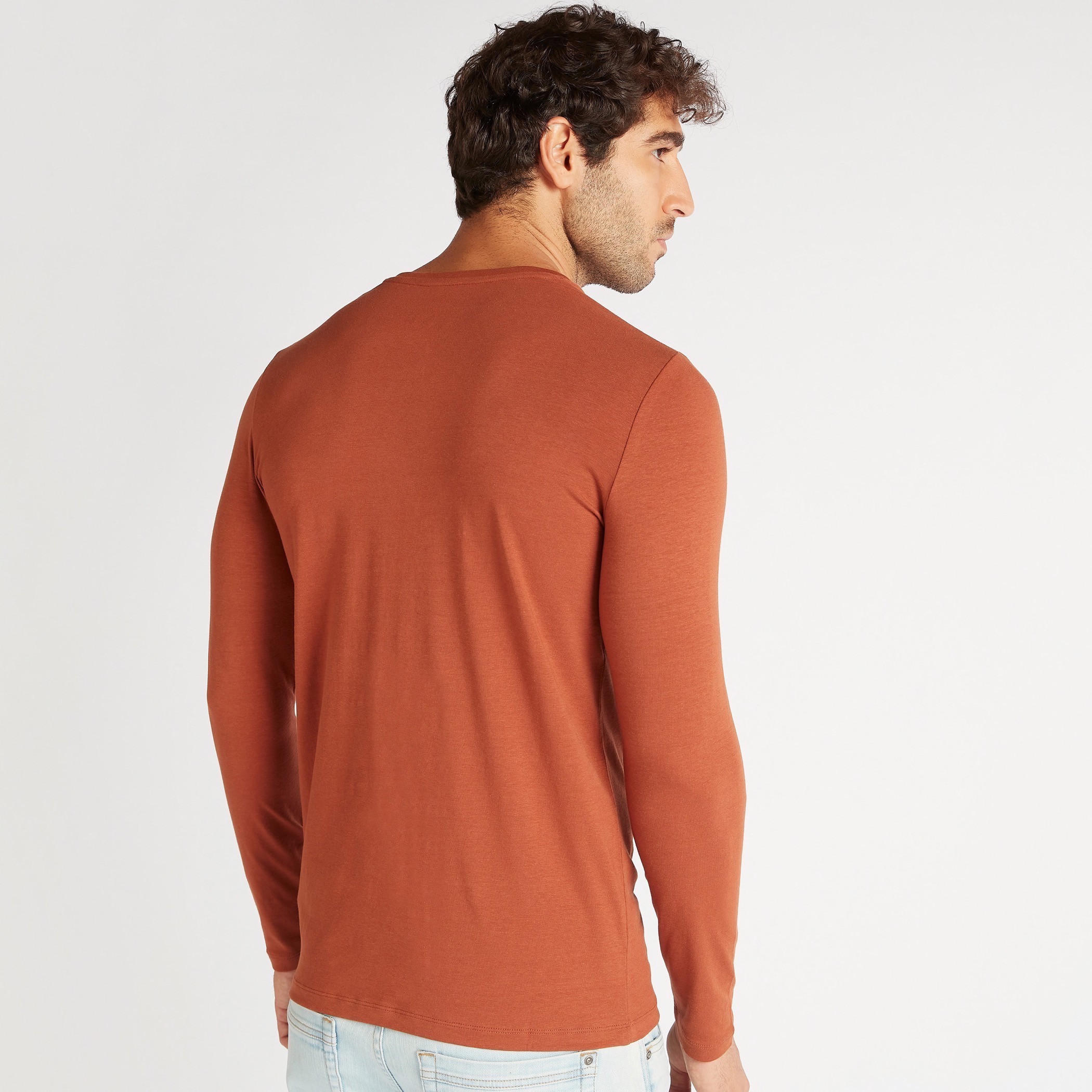 تيشيرت سادة بياقة V وأكمام طويلة-men-clothing-tshirtsandpolos-tshirts-image-1
