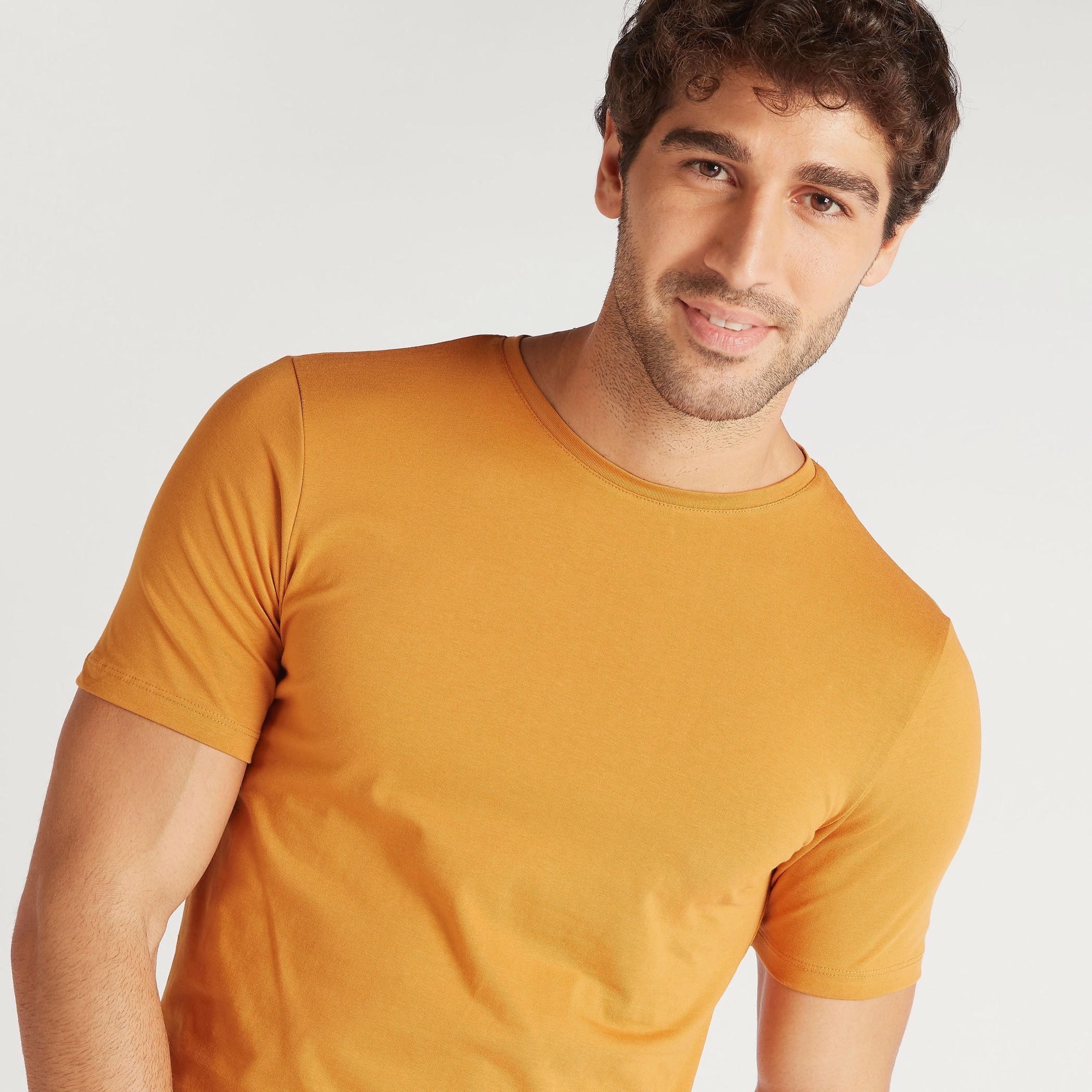 تيشيرت سادة بياقة ضيّقة وأكمام قصيرة-men-clothing-tshirtsandpolos-tshirts-image-2