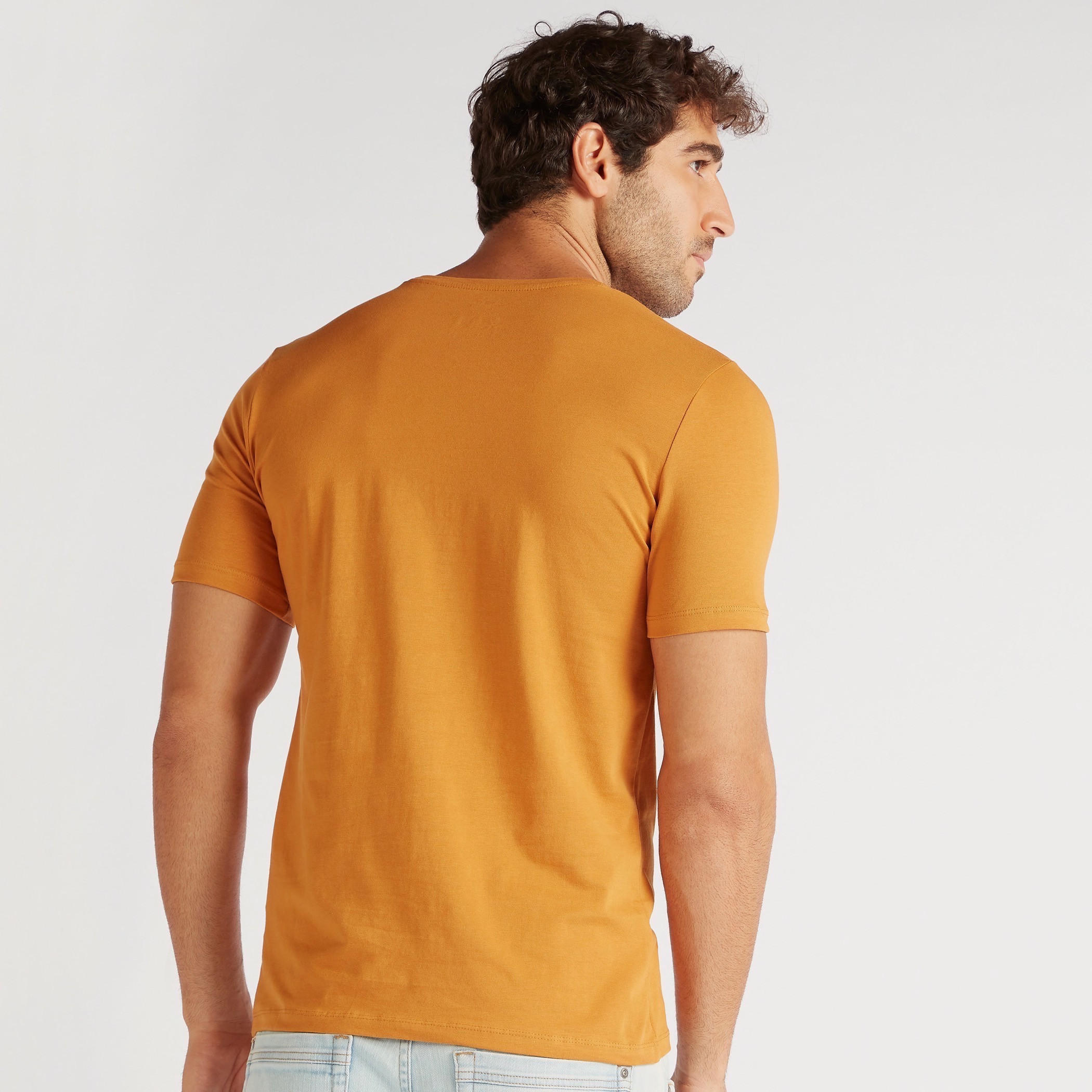 تيشيرت سادة بياقة ضيّقة وأكمام قصيرة-men-clothing-tshirtsandpolos-tshirts-image-1