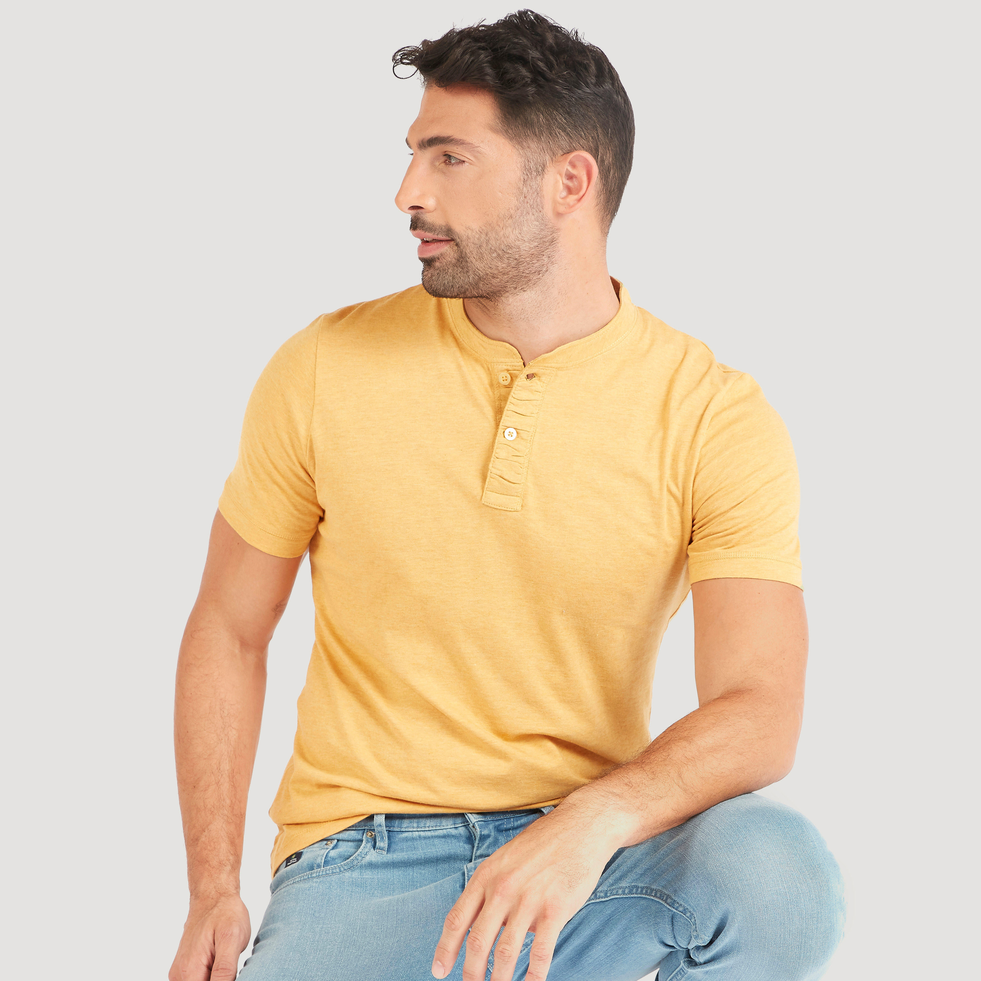 تيشيرت سادة بأكمام قصيرة وزر إغلاق وياقة هينلي-men-clothing-tshirtsandpolos-tshirts-image-1