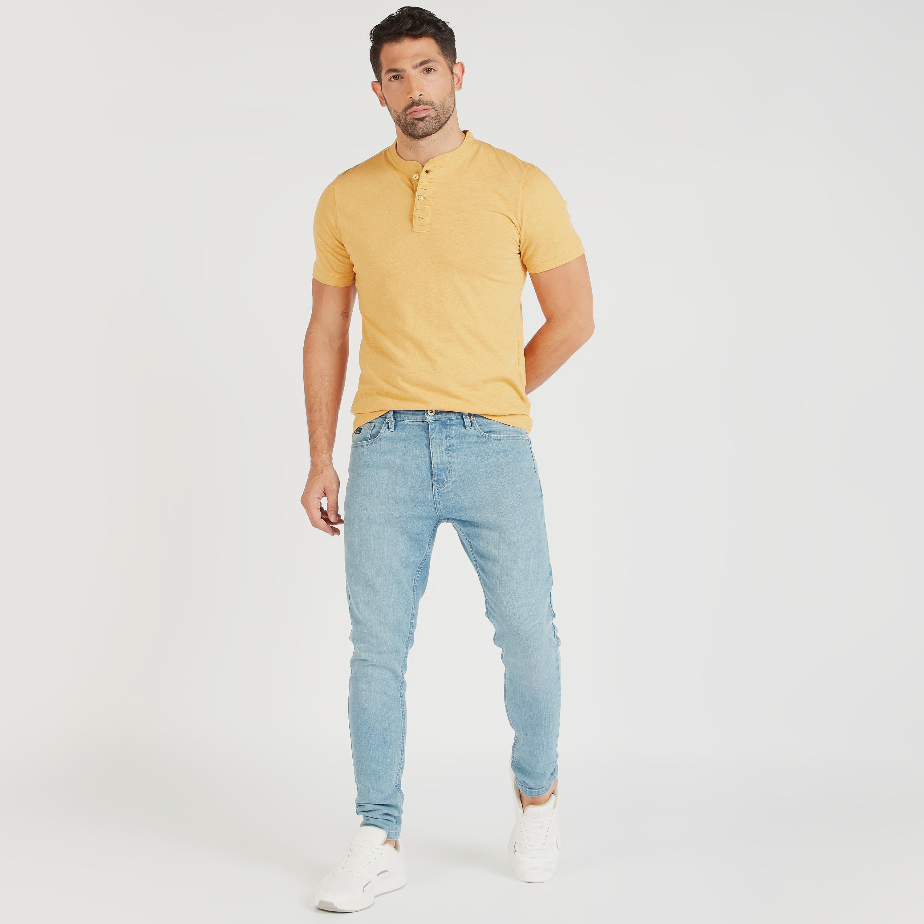 تيشيرت سادة بأكمام قصيرة وزر إغلاق وياقة هينلي-men-clothing-tshirtsandpolos-tshirts-image-2