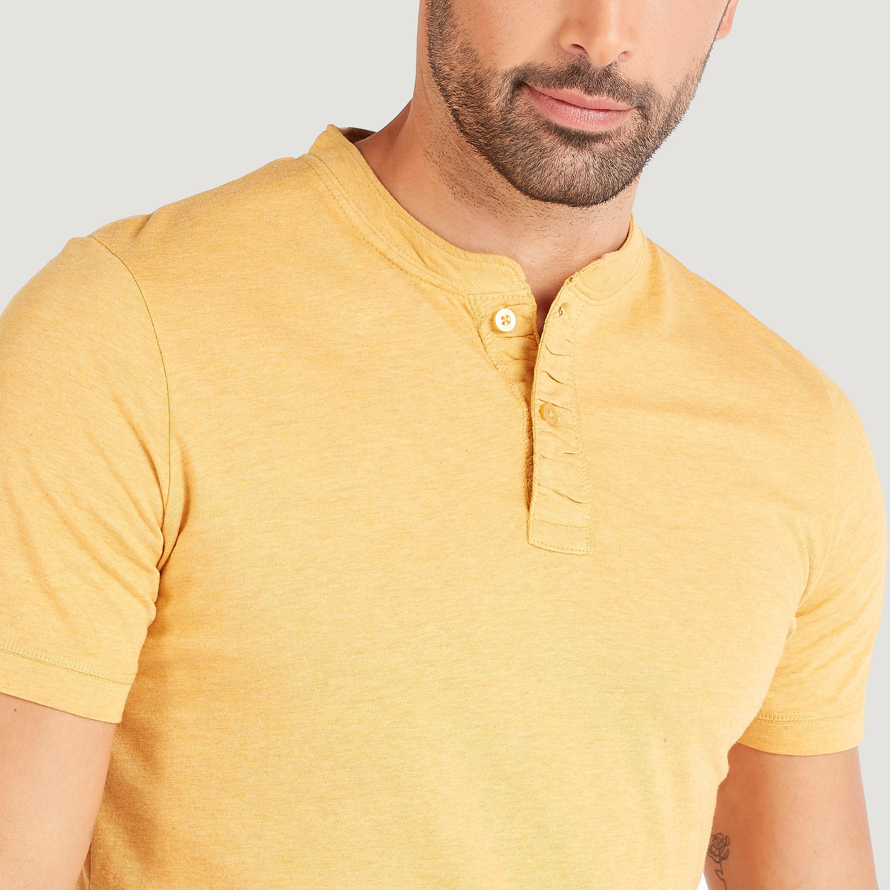 تيشيرت سادة بأكمام قصيرة وزر إغلاق وياقة هينلي-men-clothing-tshirtsandpolos-tshirts-image-3