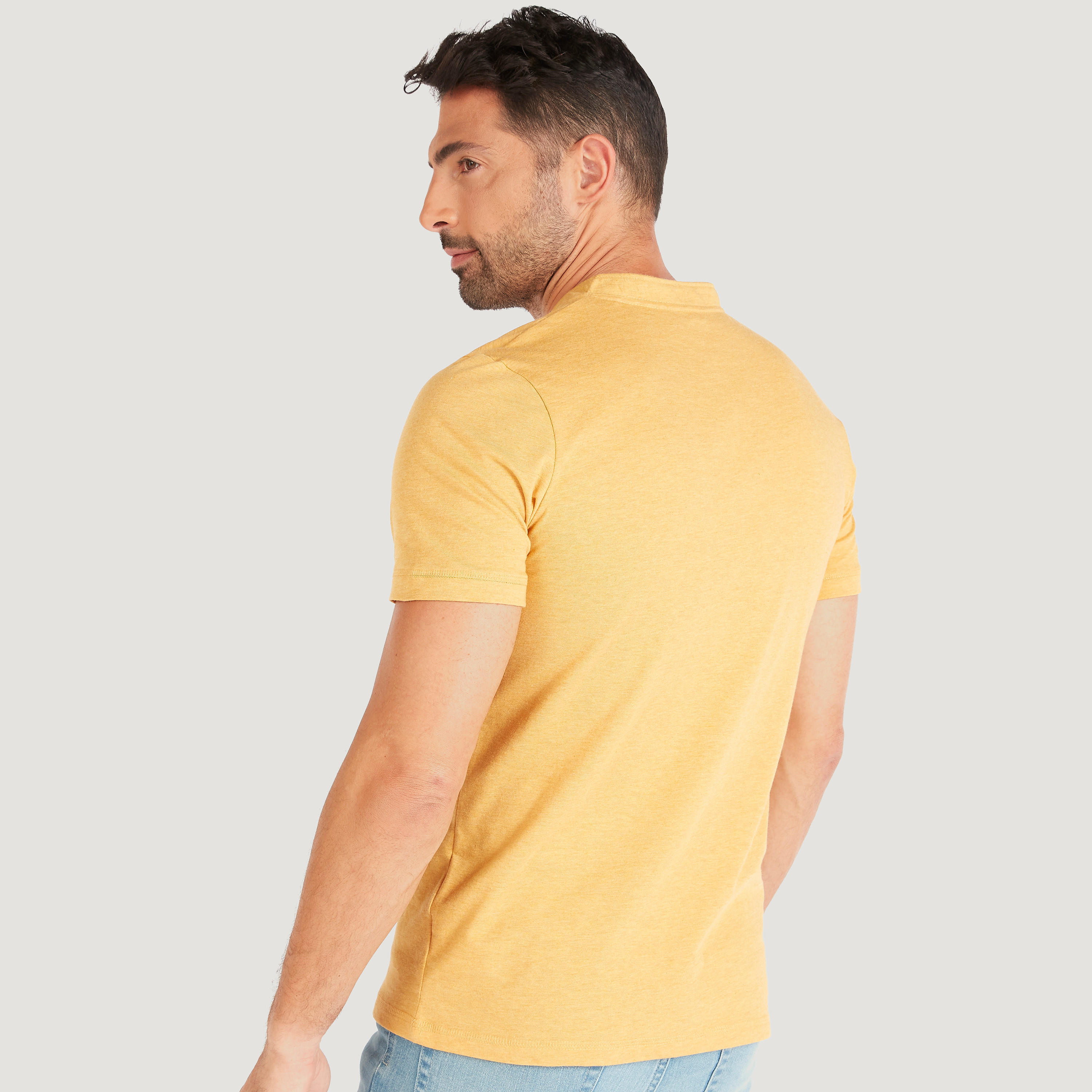 تيشيرت سادة بأكمام قصيرة وزر إغلاق وياقة هينلي-men-clothing-tshirtsandpolos-tshirts-image-4